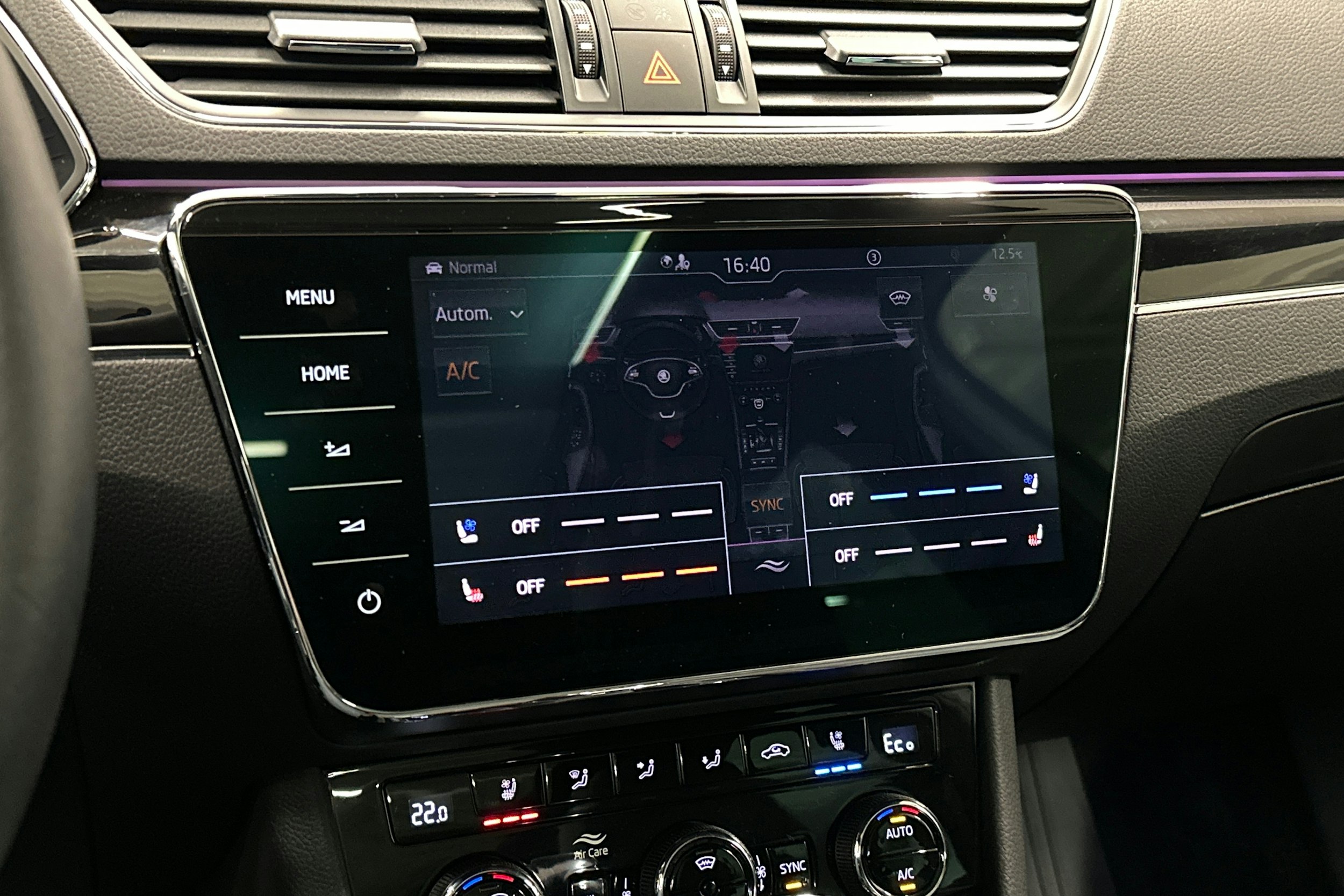 valkoinen Skoda Superb 2021 kuva 27.