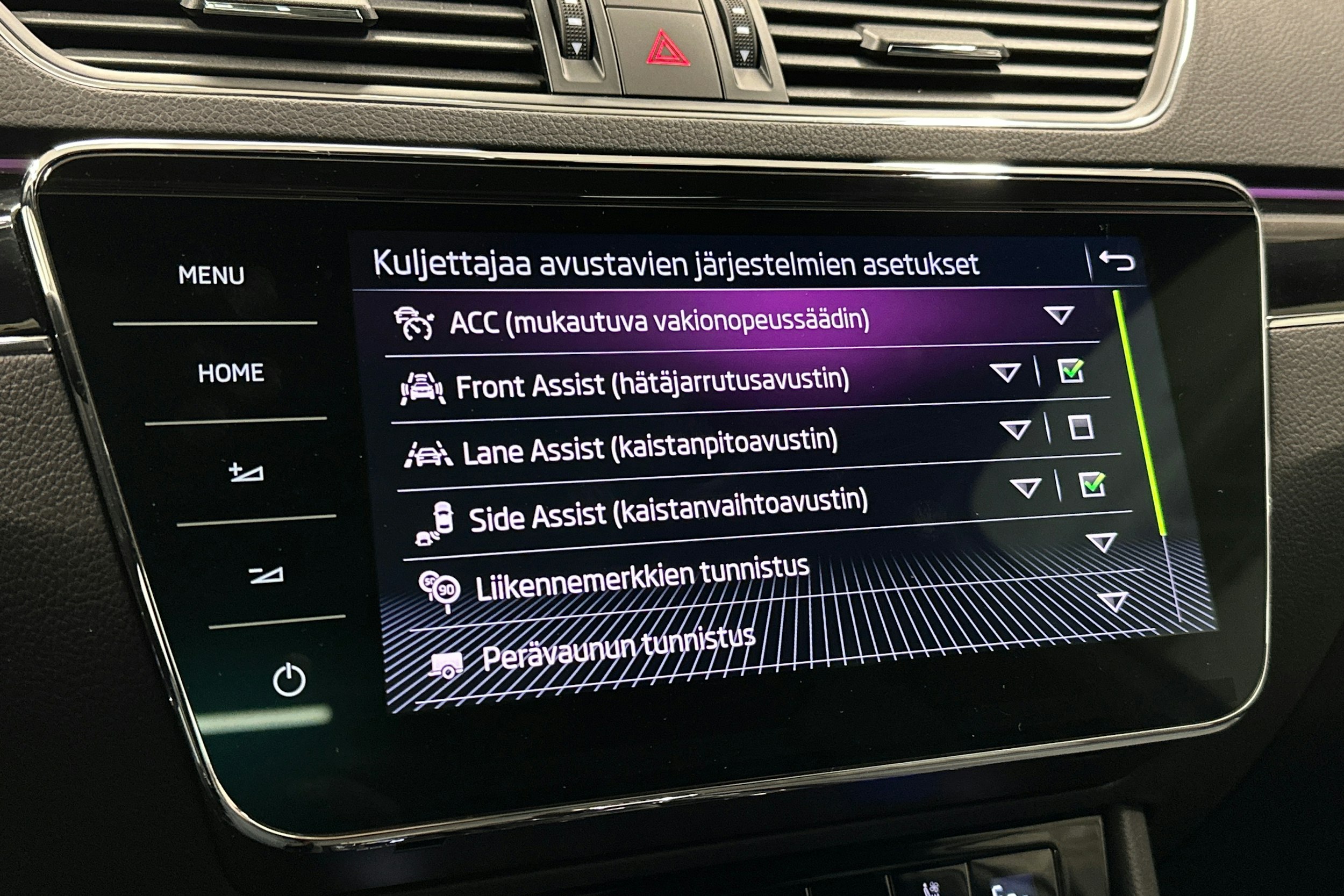 valkoinen Skoda Superb 2021 kuva 28.