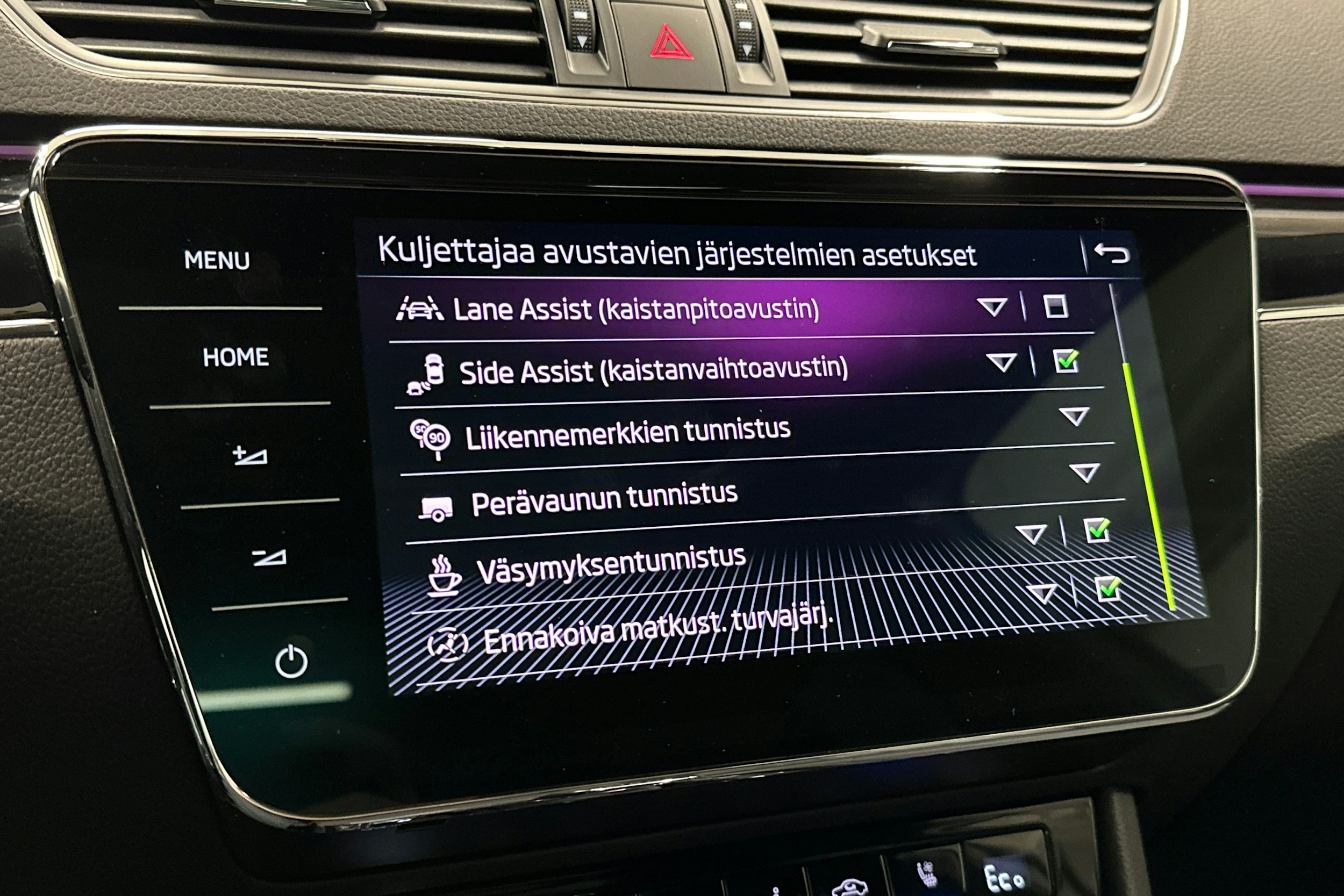 valkoinen Skoda Superb 2021 kuva 29.
