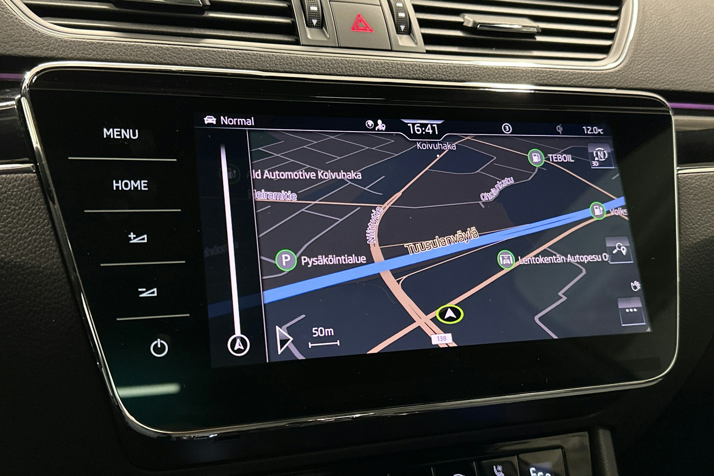 valkoinen Skoda Superb 2021 kuva 30.