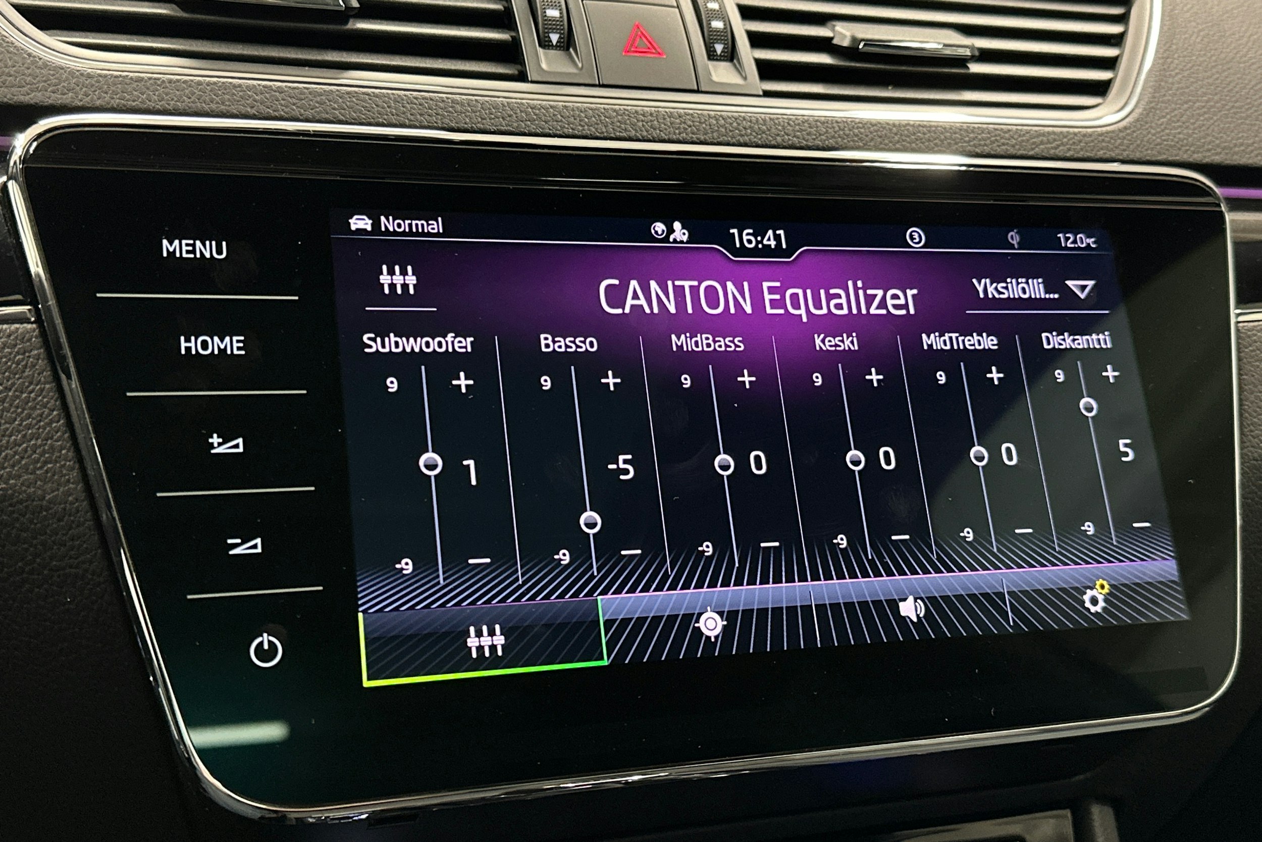 valkoinen Skoda Superb 2021 kuva 31.