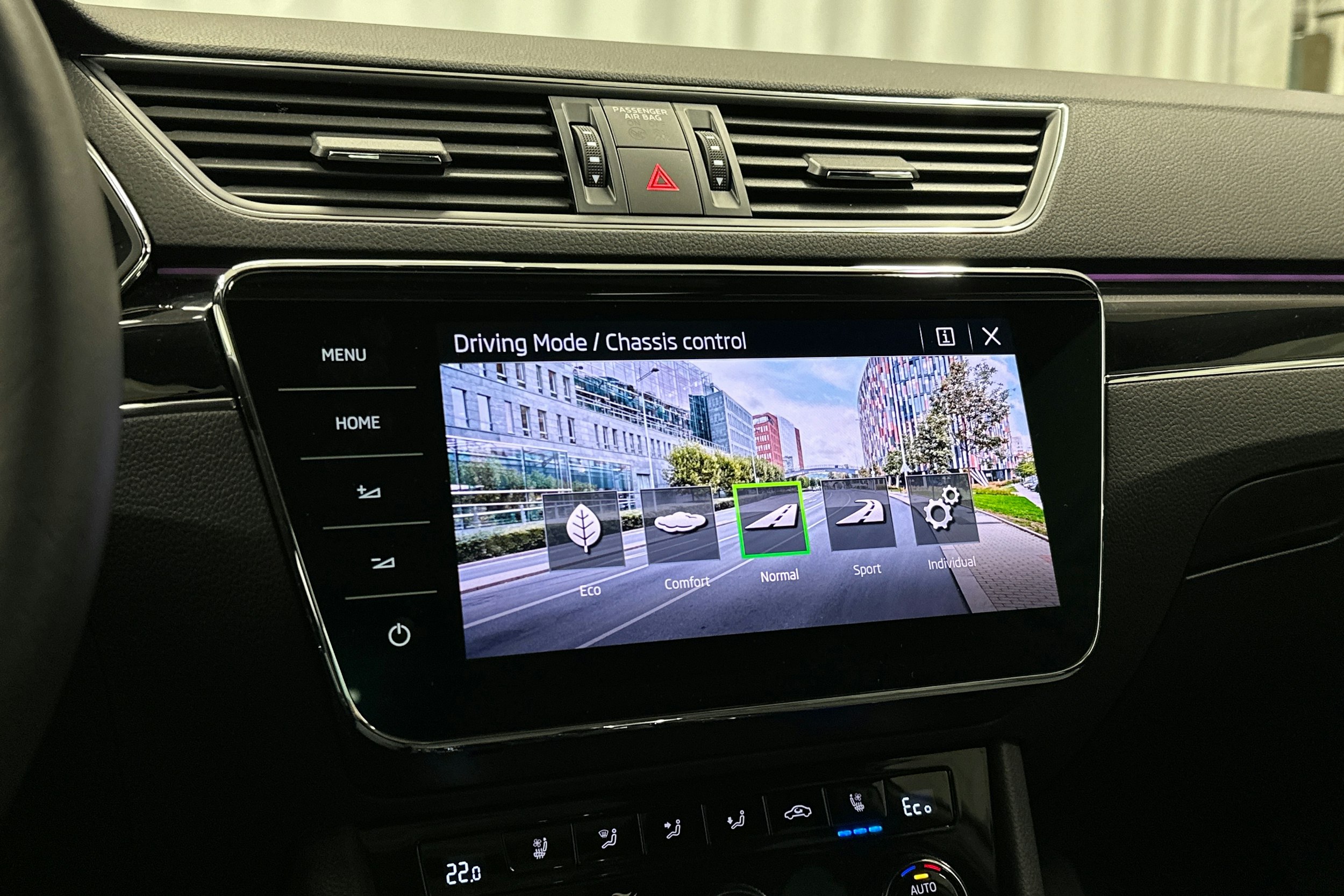 valkoinen Skoda Superb 2021 kuva 32.