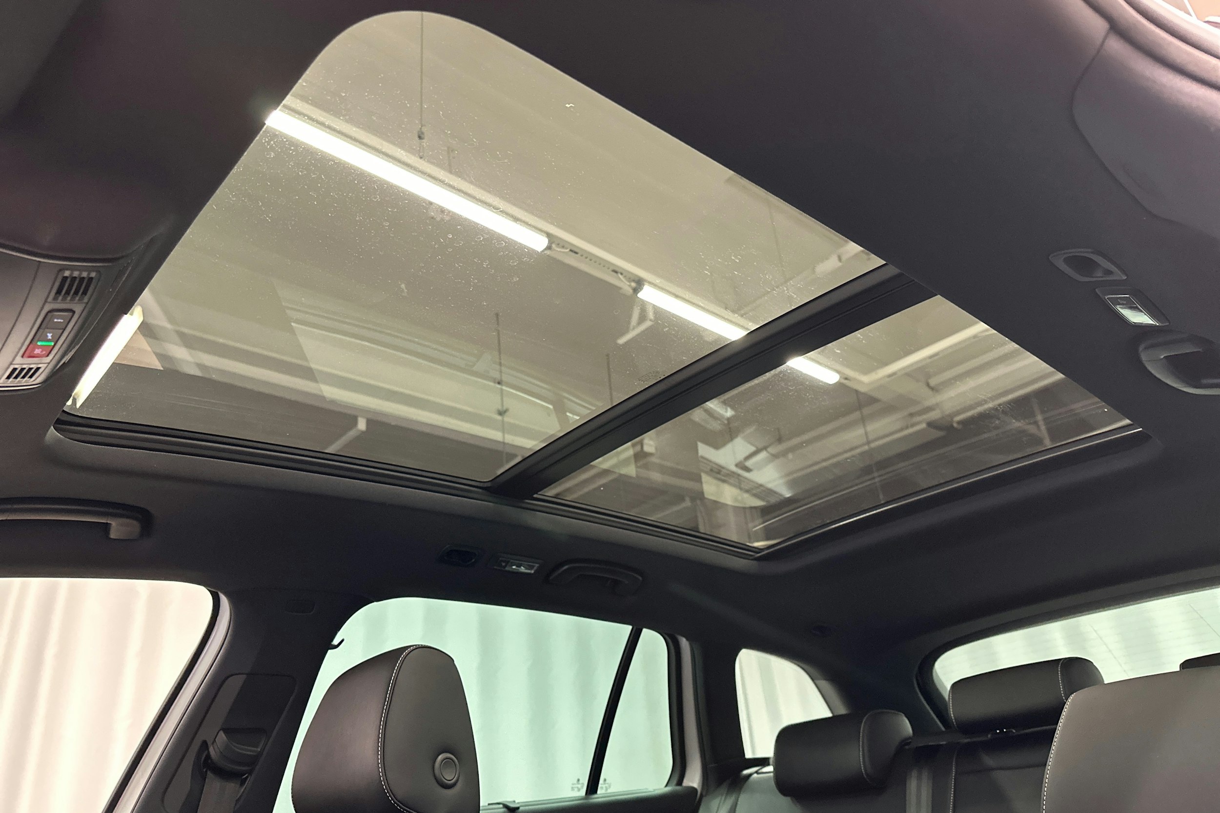 valkoinen Skoda Superb 2021 kuva 34.