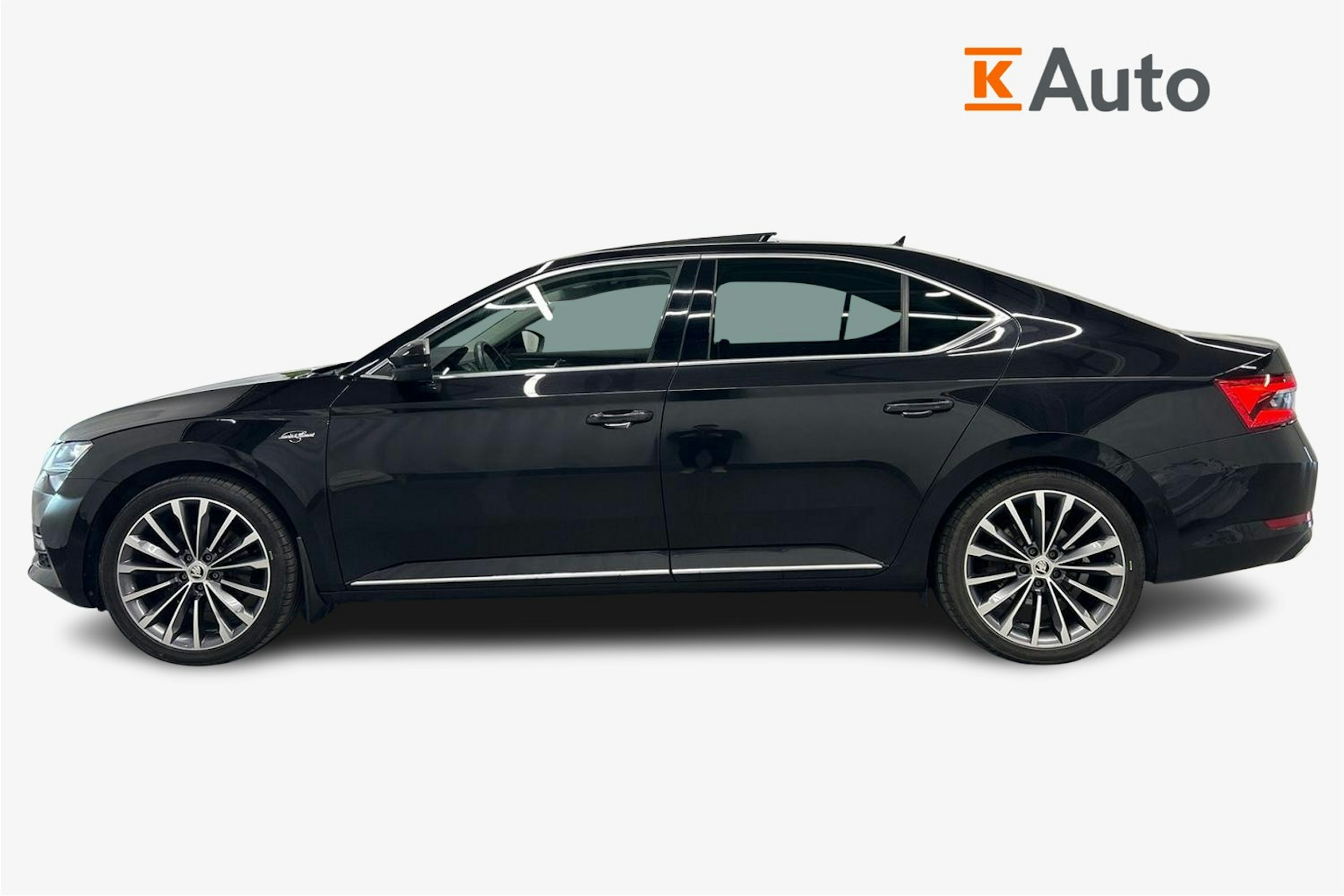 musta Skoda Superb 2022 kuva 6.