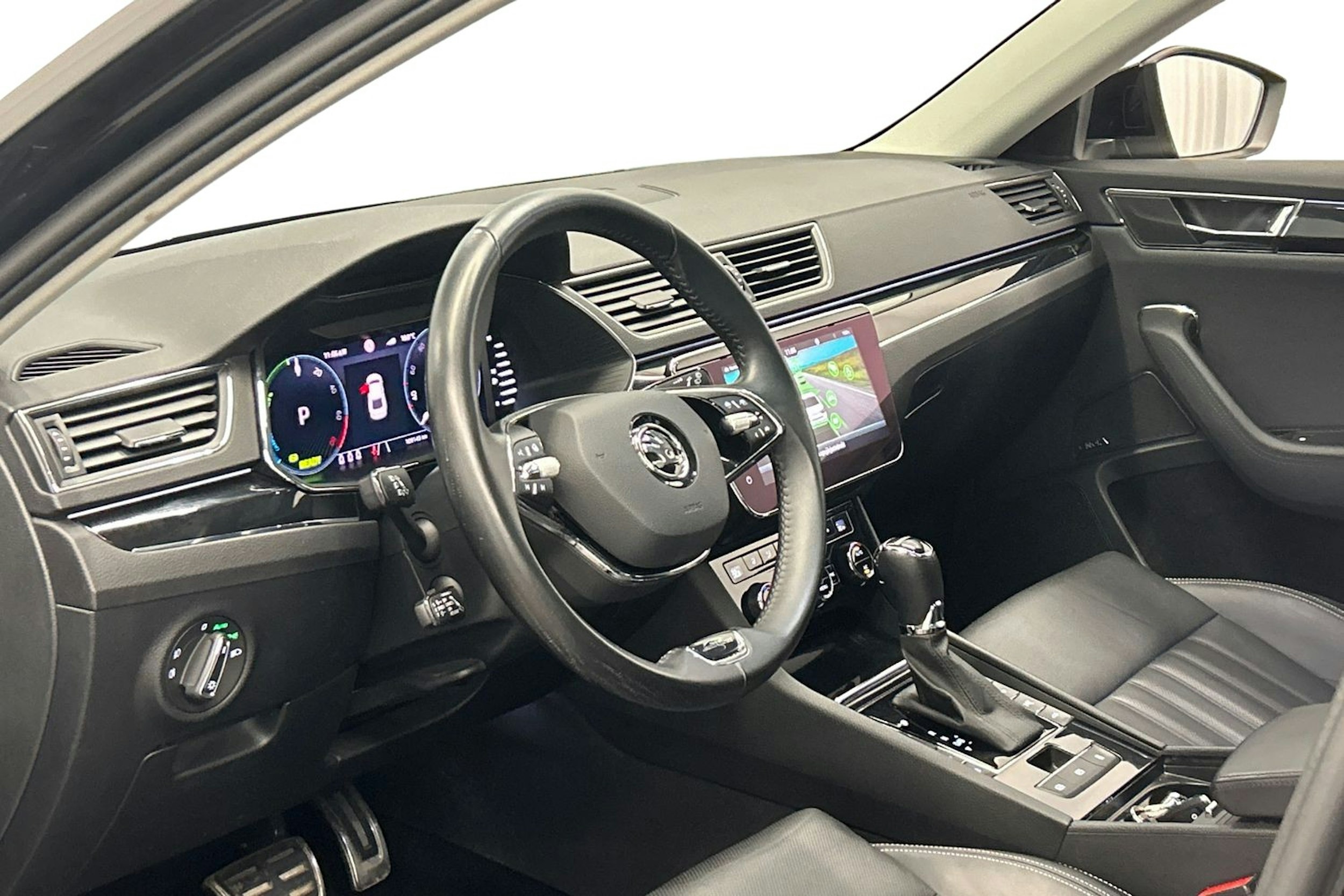 musta Skoda Superb 2022 kuva 7.