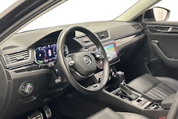 musta Skoda Superb 2022 kuva 7.