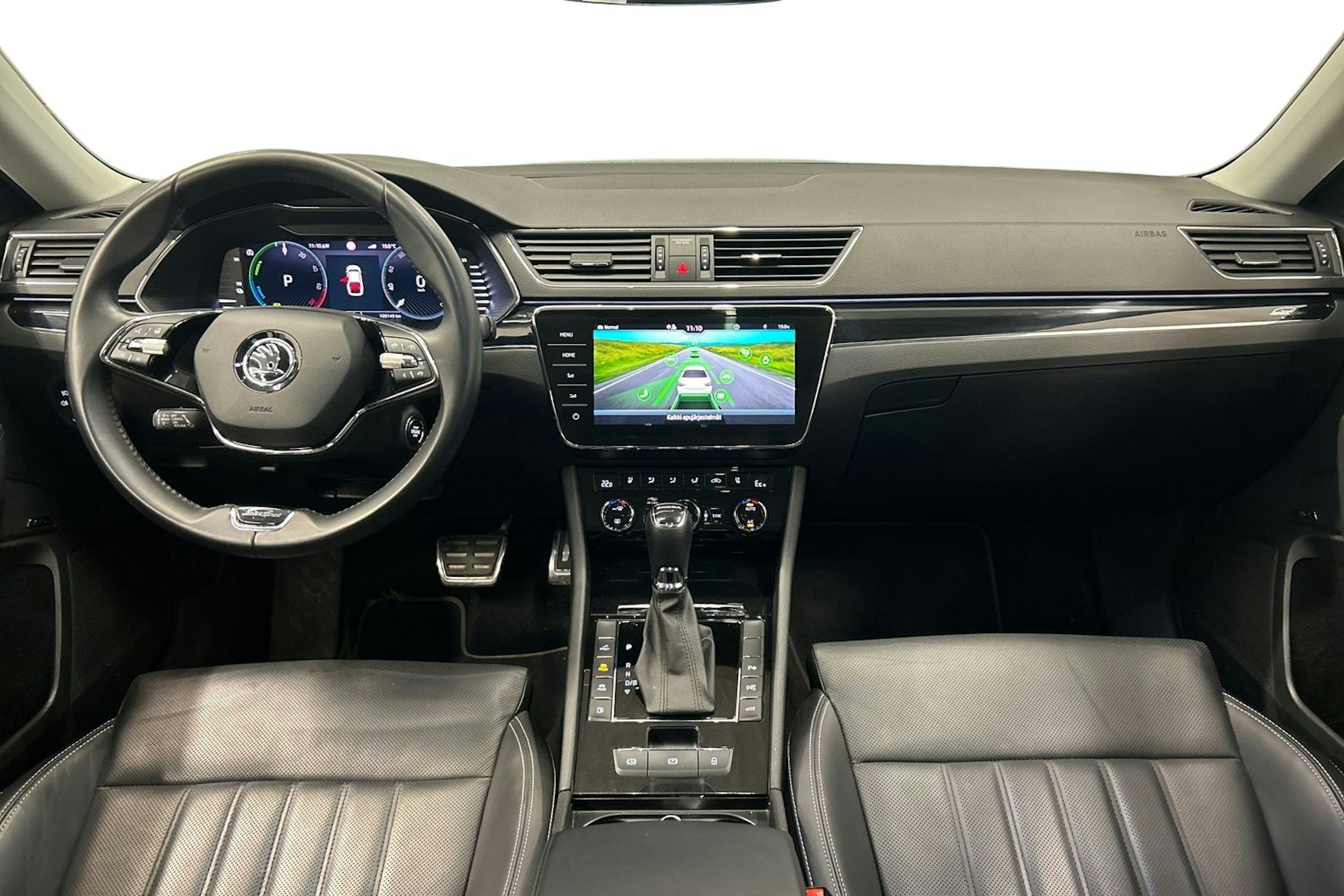 musta Skoda Superb 2022 kuva 9.