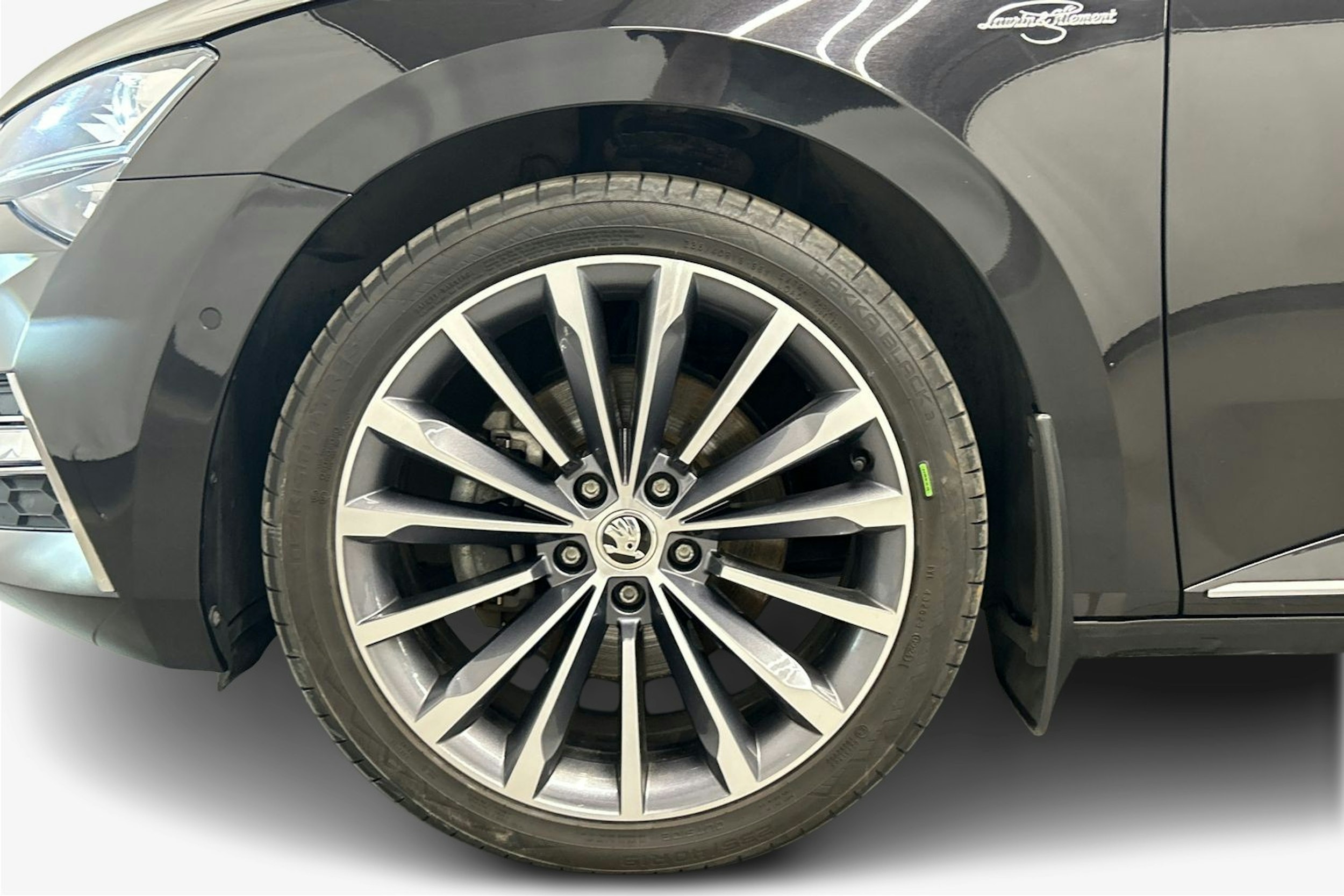 musta Skoda Superb 2022 kuva 11.