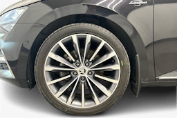 musta Skoda Superb 2022 kuva 11.