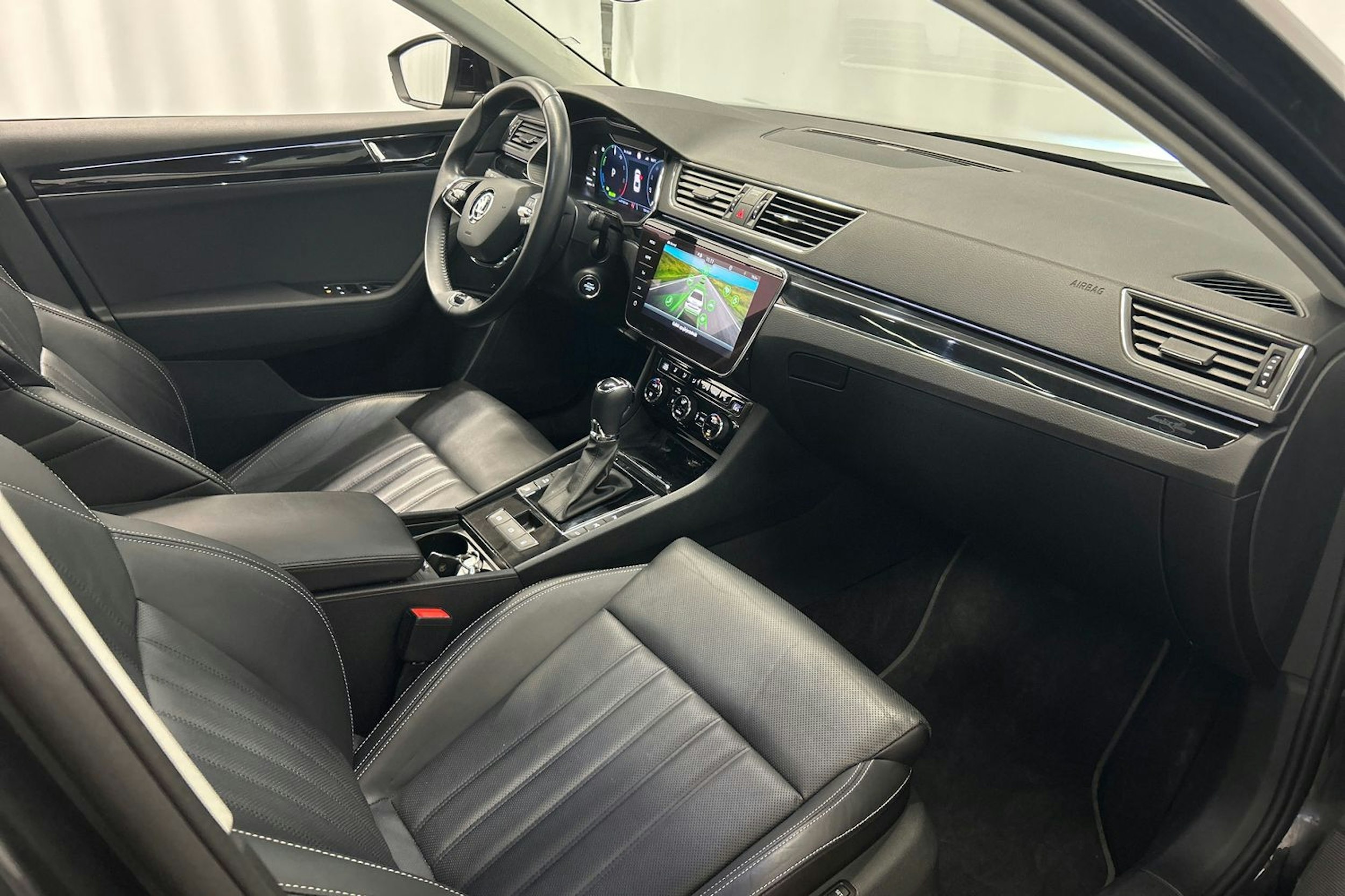 musta Skoda Superb 2022 kuva 14.