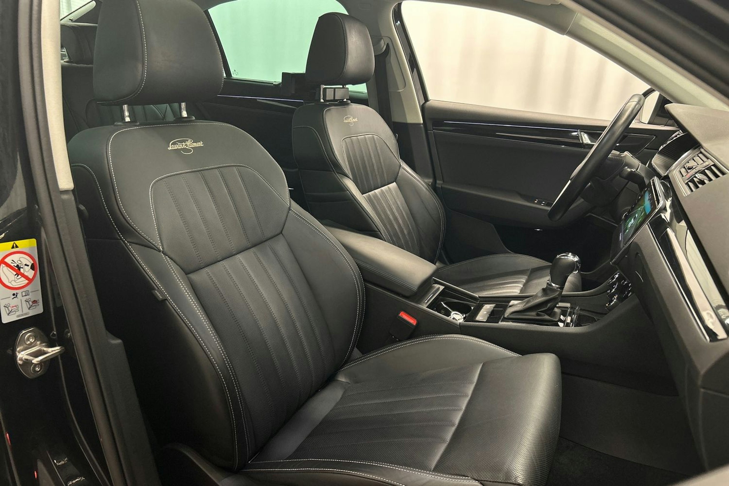 musta Skoda Superb 2022 kuva 15.