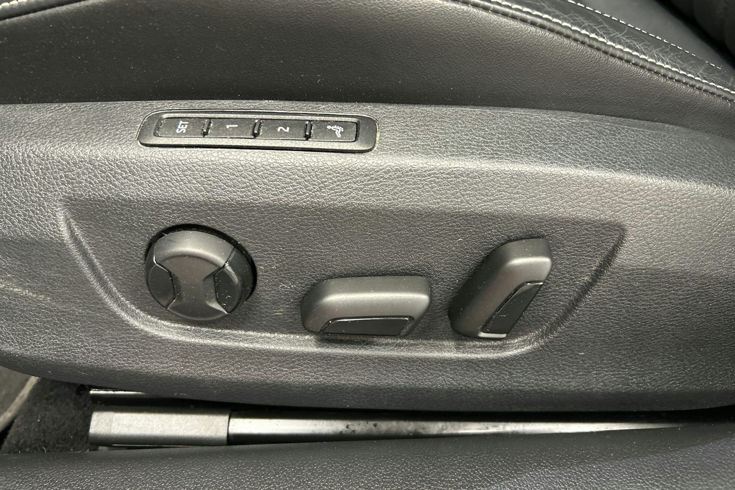 musta Skoda Superb 2022 kuva 16.