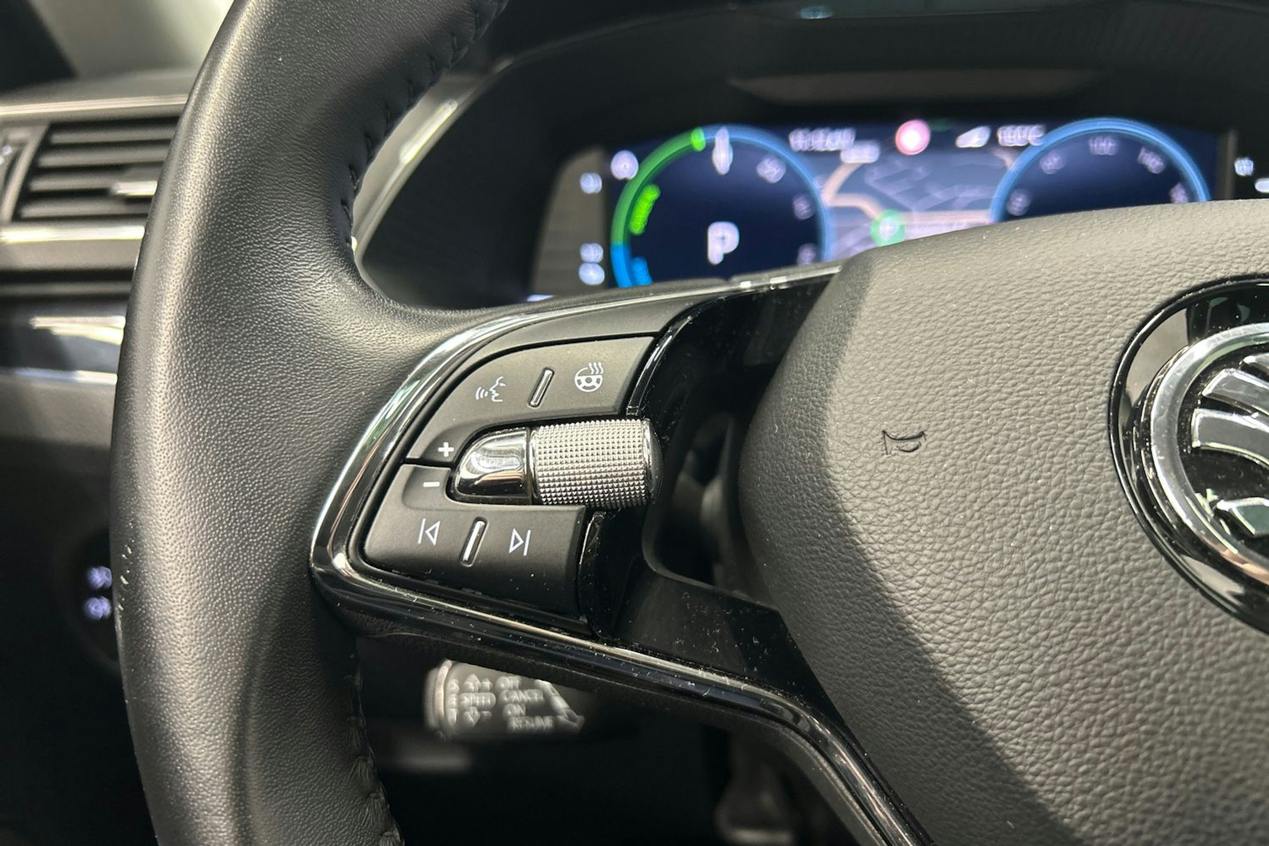 musta Skoda Superb 2022 kuva 18.