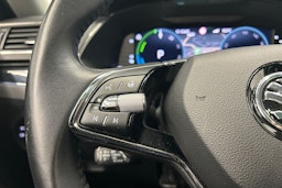 musta Skoda Superb 2022 kuva 18.