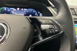 musta Skoda Superb 2022 kuva 19.