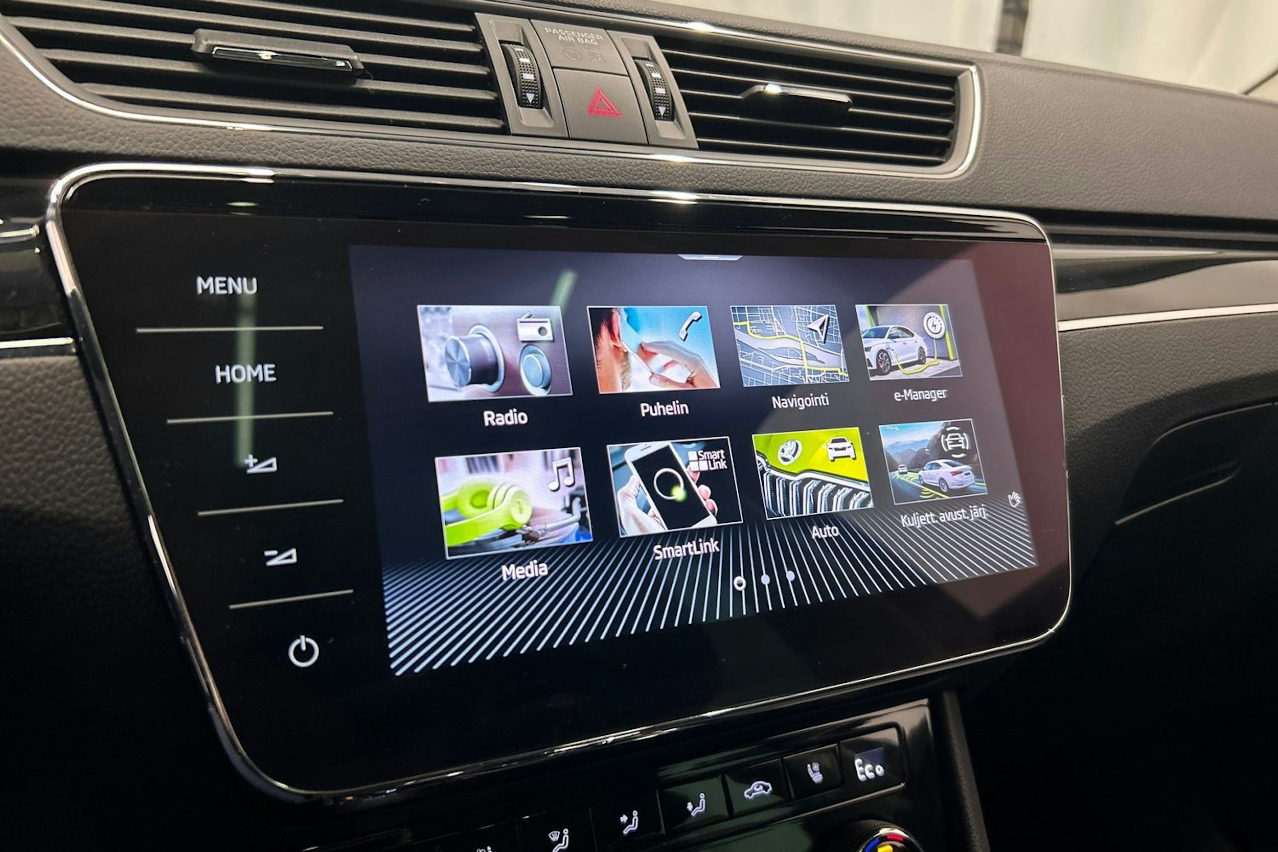 musta Skoda Superb 2022 kuva 21.