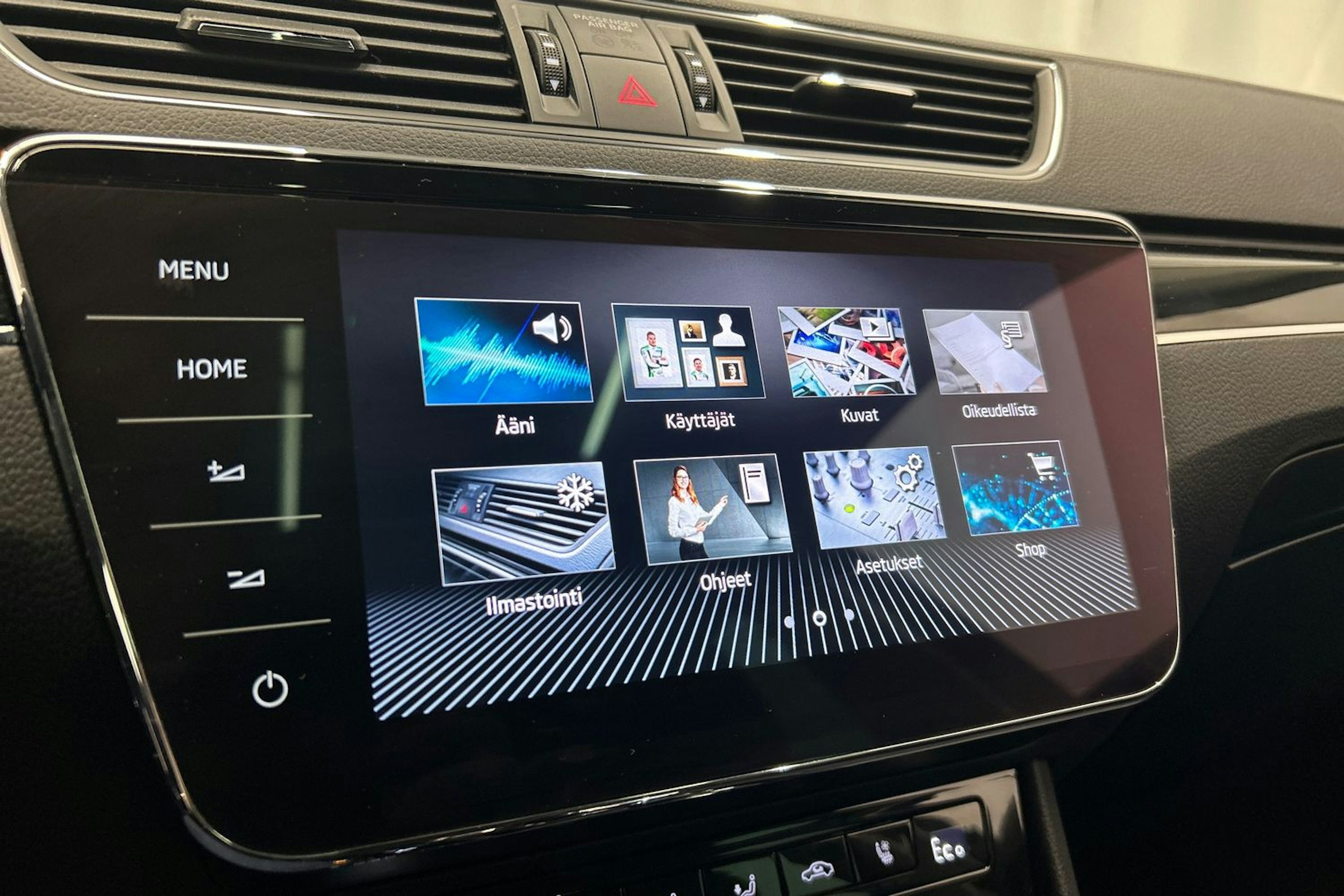 musta Skoda Superb 2022 kuva 22.