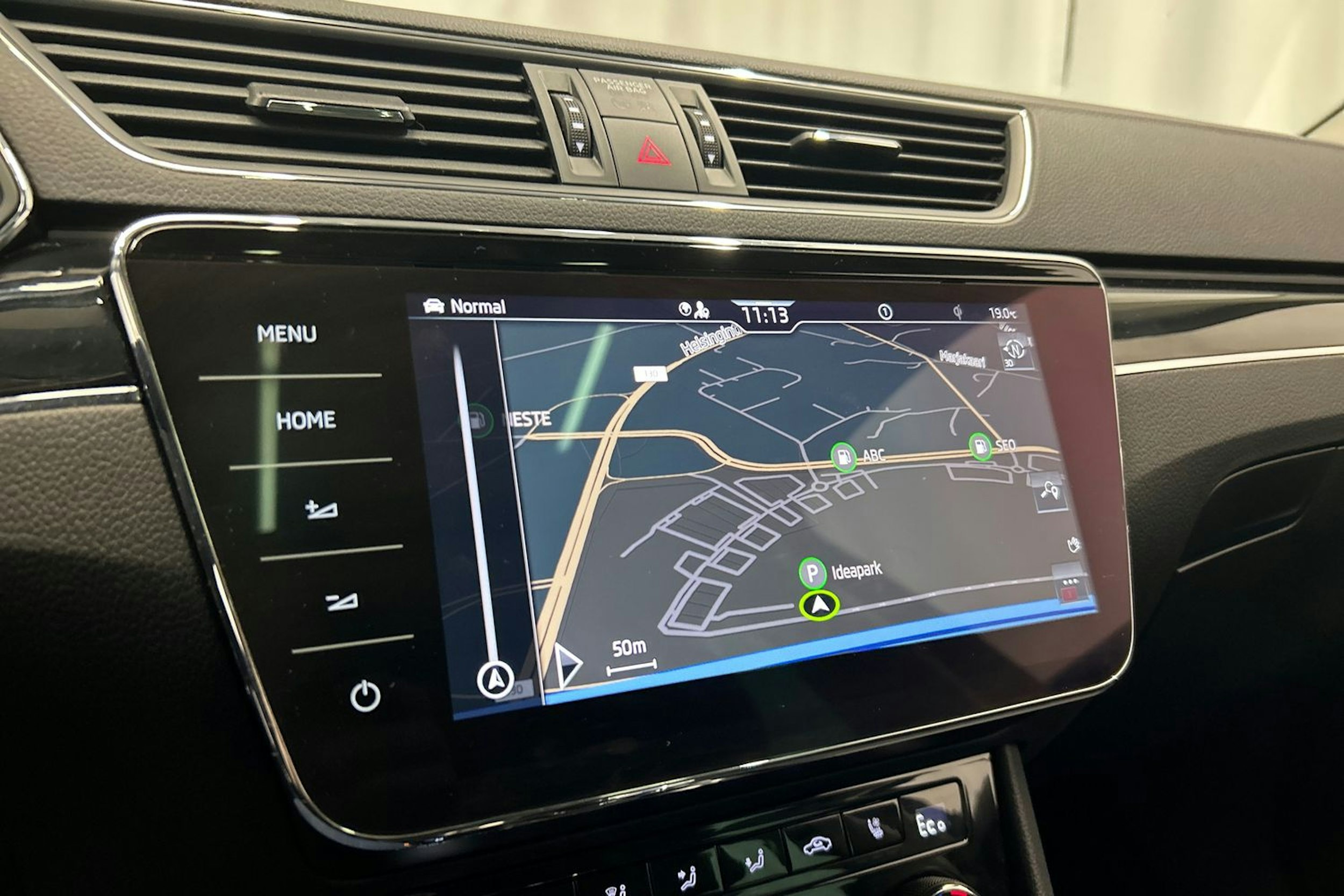 musta Skoda Superb 2022 kuva 23.