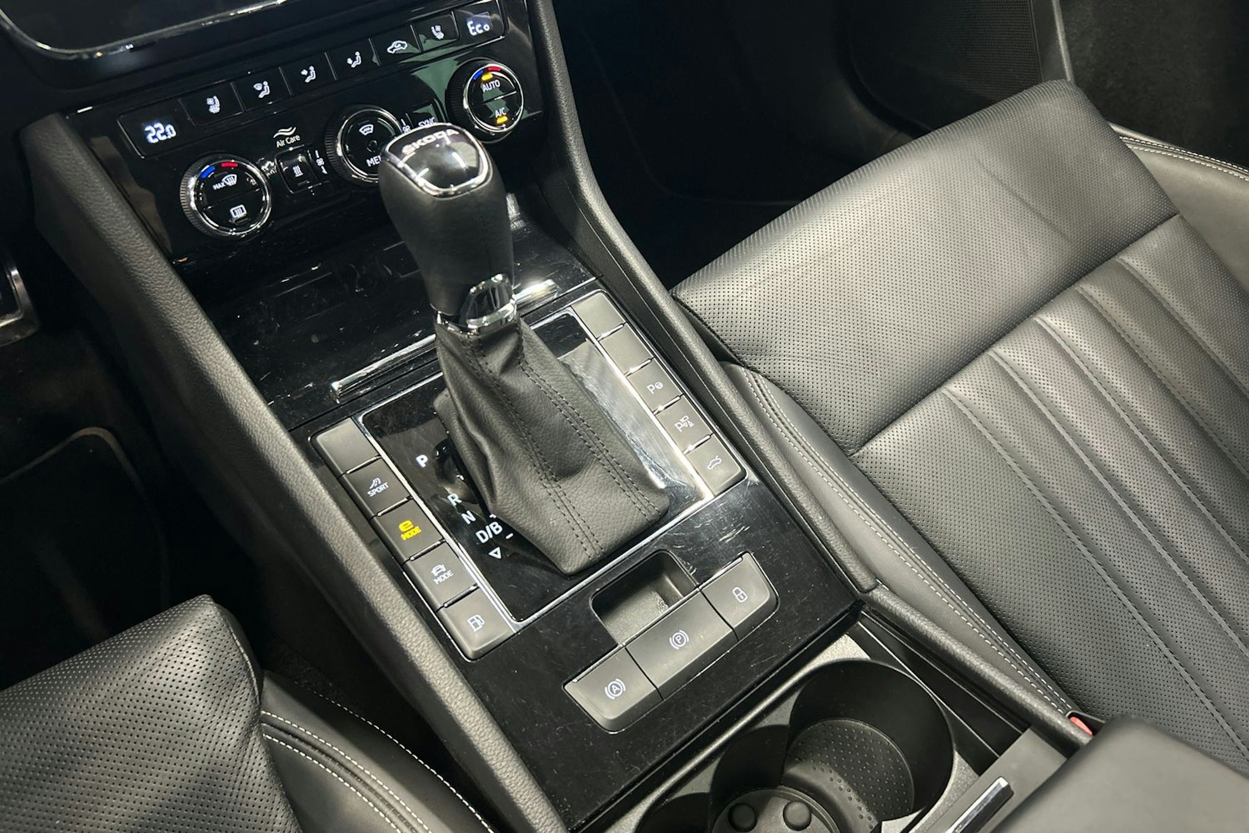 musta Skoda Superb 2022 kuva 26.