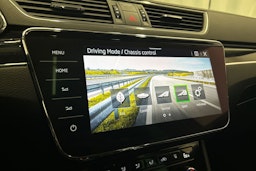 musta Skoda Superb 2022 kuva 27.