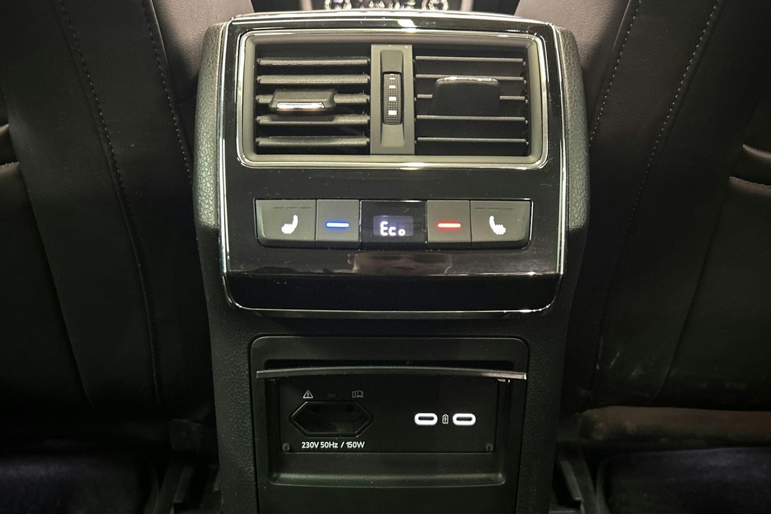 musta Skoda Superb 2022 kuva 31.