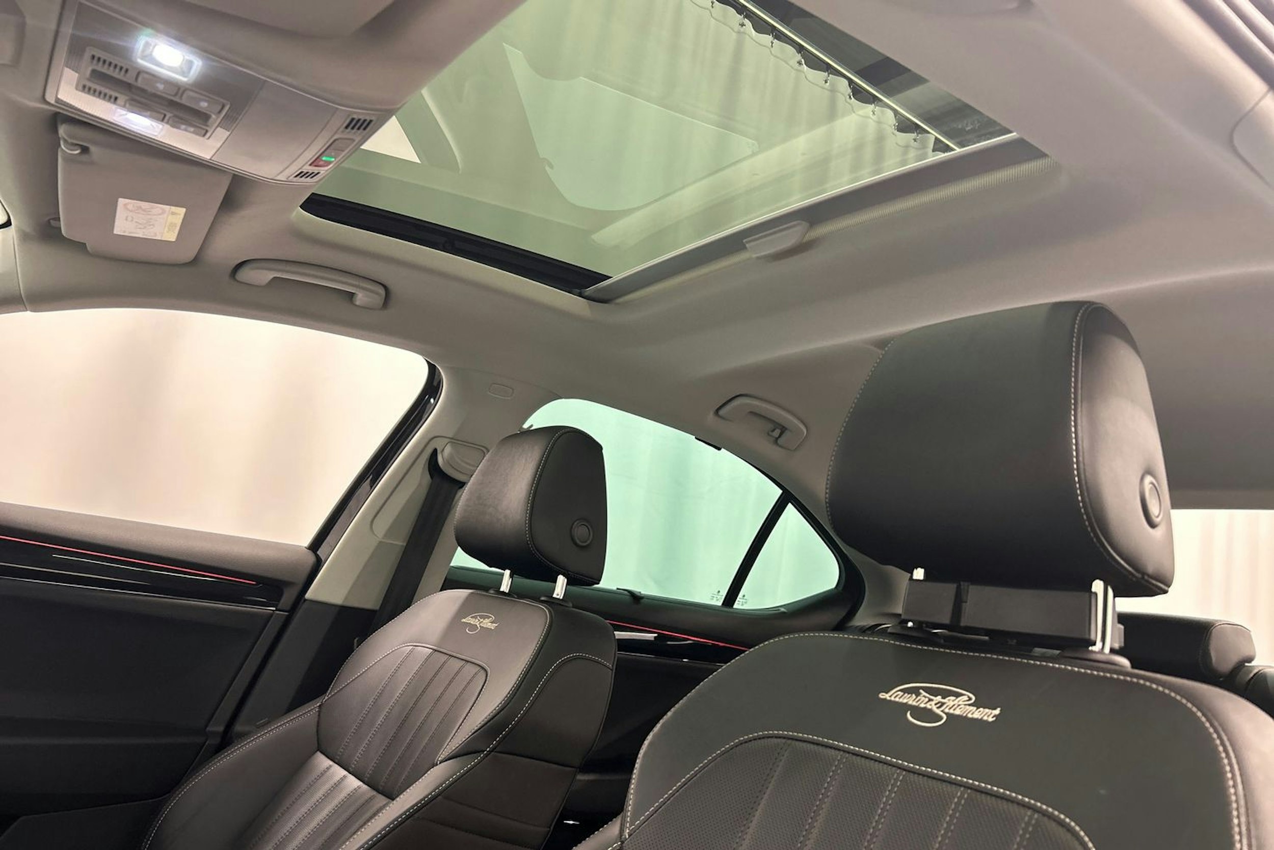 musta Skoda Superb 2022 kuva 32.