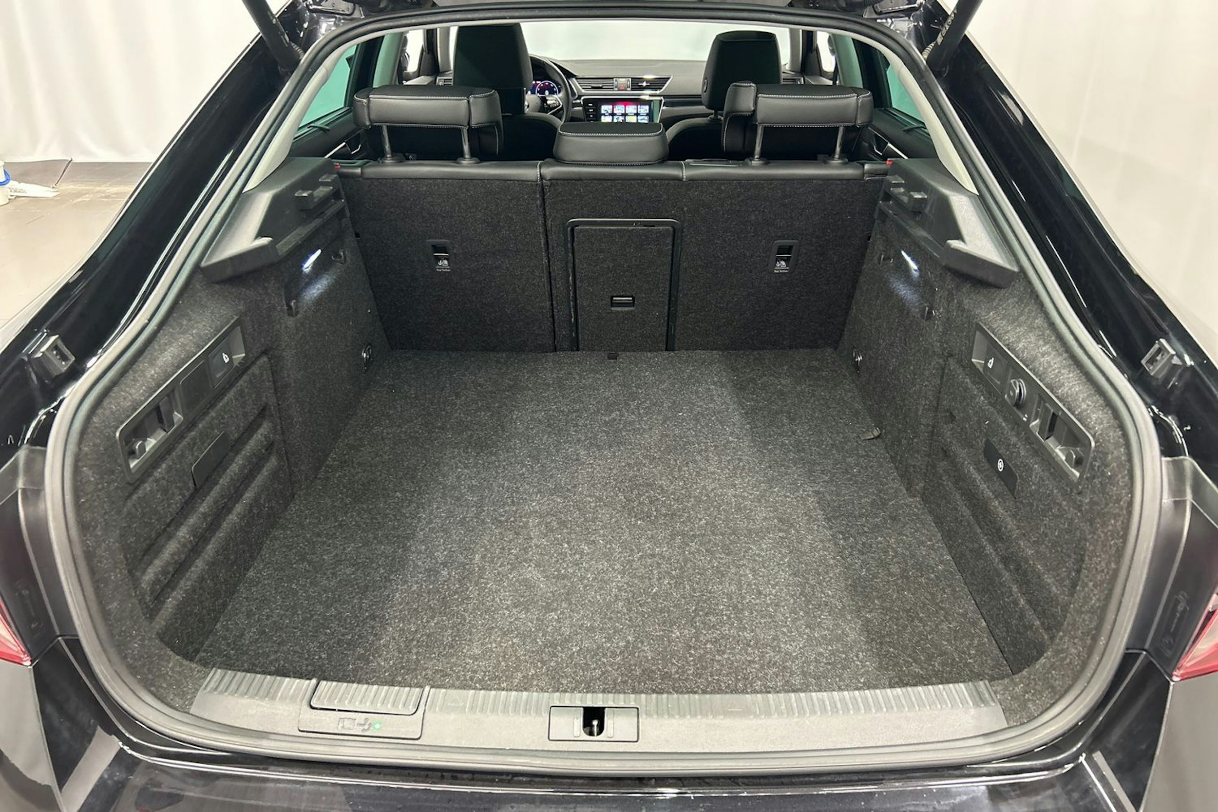 musta Skoda Superb 2022 kuva 33.
