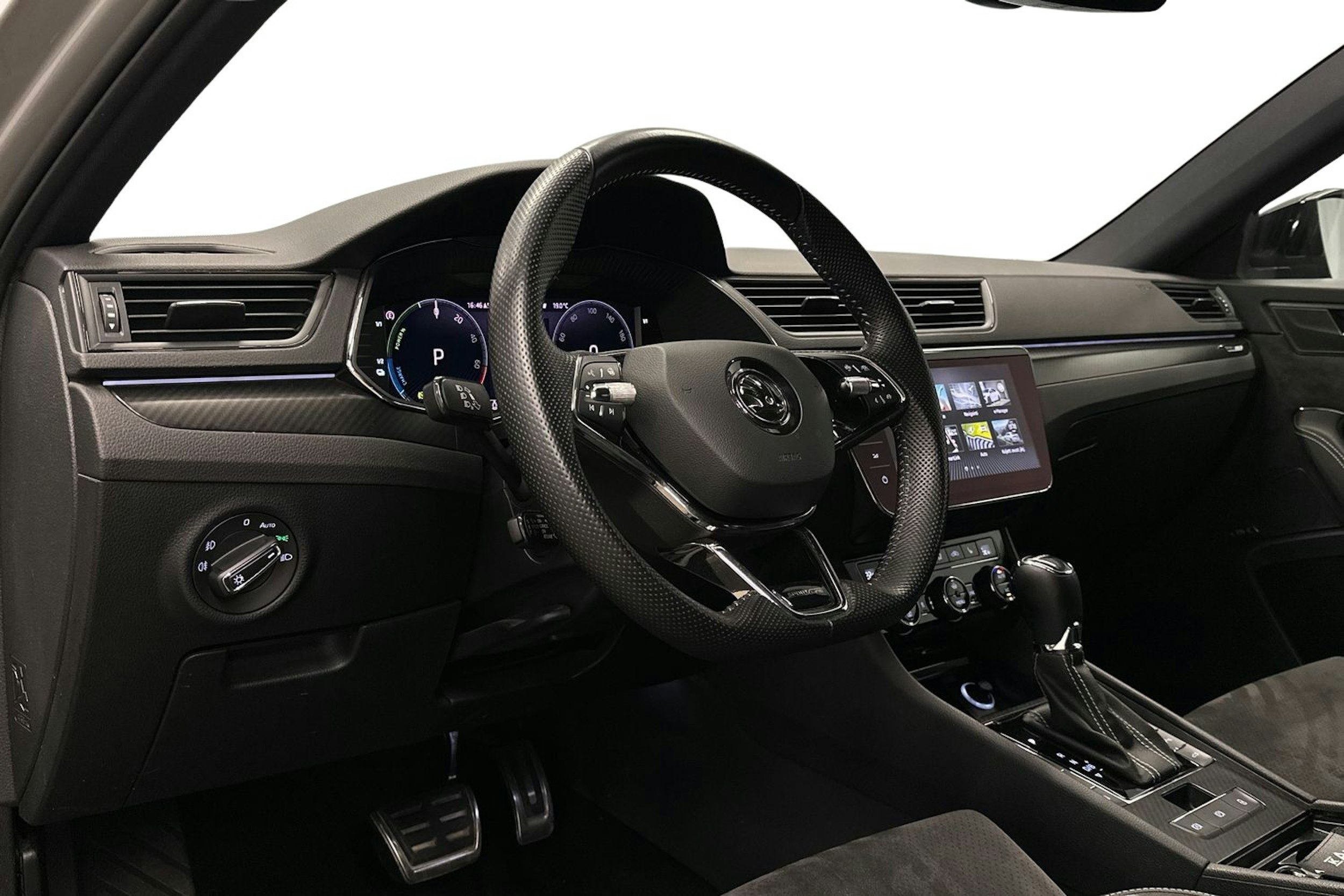 harmaa Skoda Superb 2022 kuva 7.