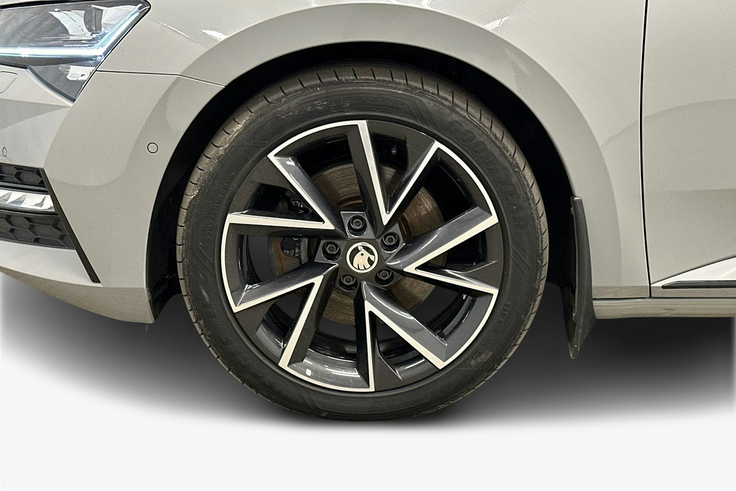 harmaa Skoda Superb 2022 kuva 11.