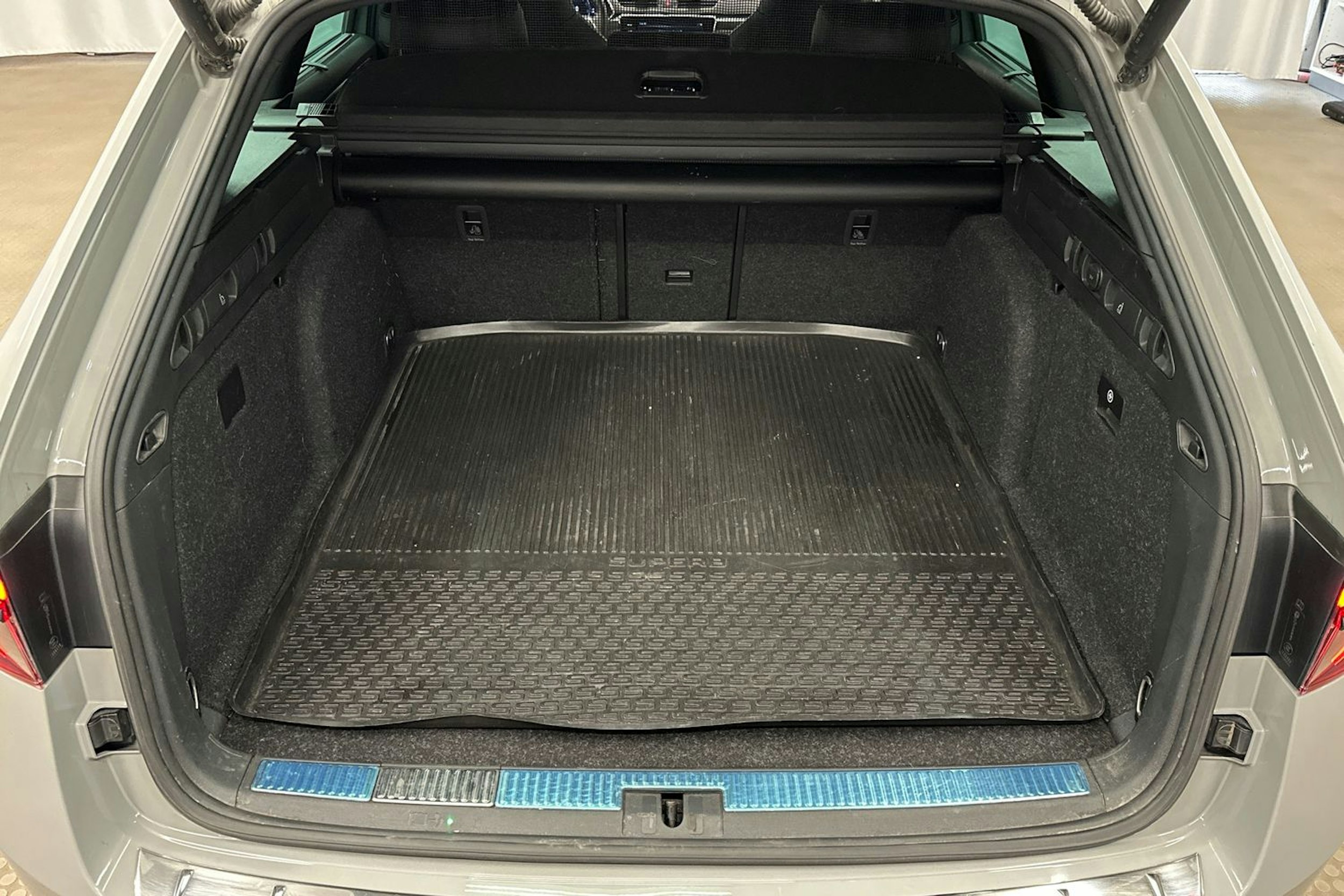harmaa Skoda Superb 2022 kuva 14.
