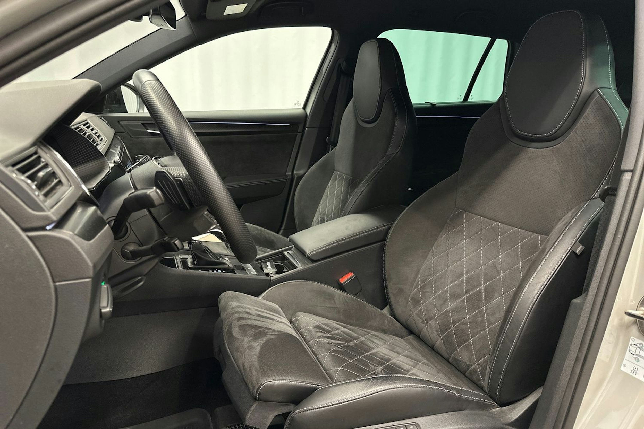 harmaa Skoda Superb 2022 kuva 17.