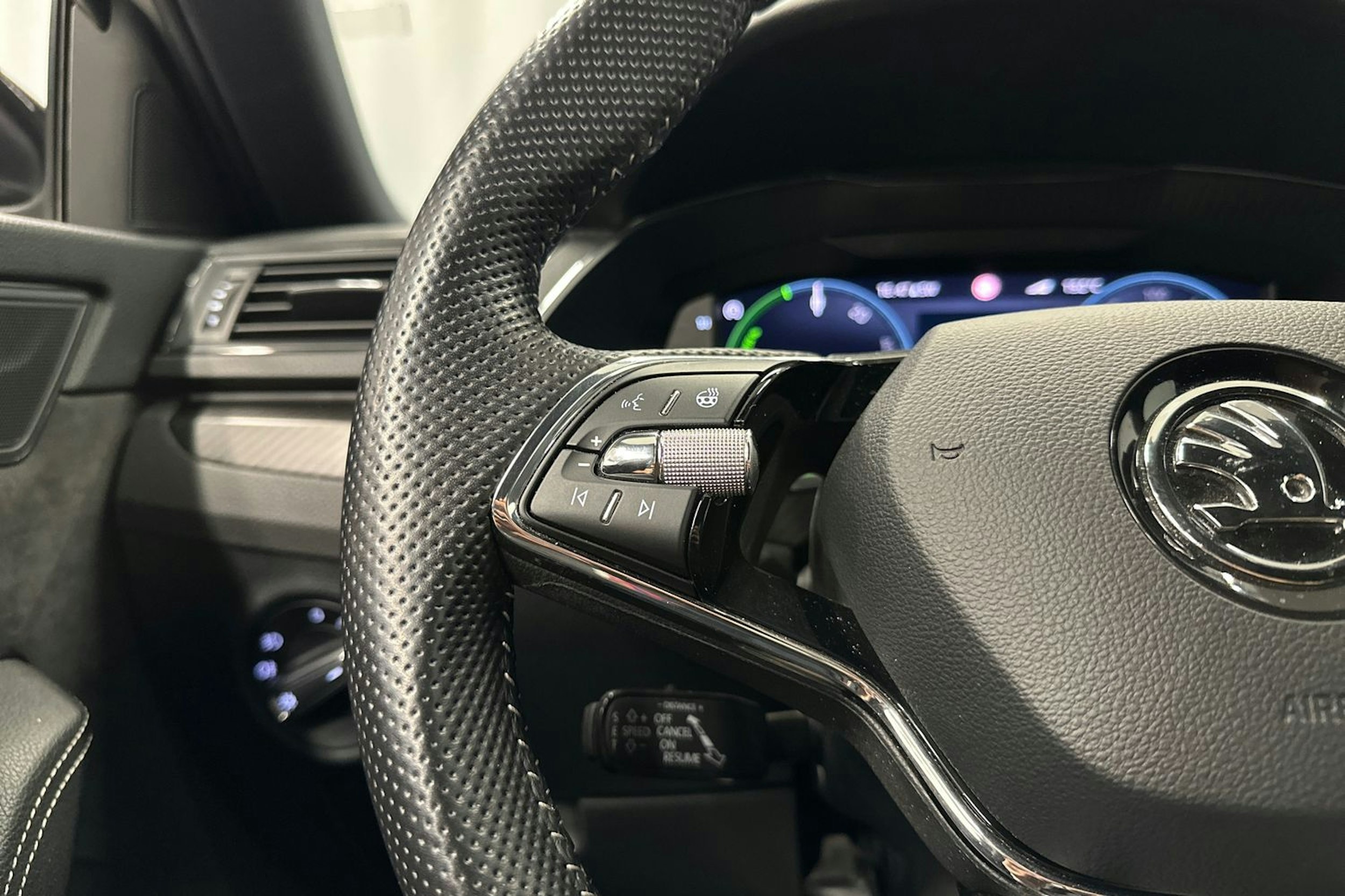 harmaa Skoda Superb 2022 kuva 21.