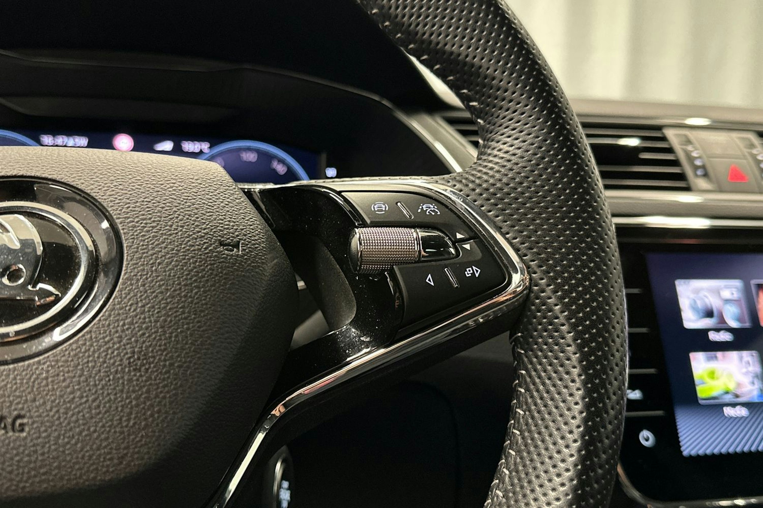 harmaa Skoda Superb 2022 kuva 22.