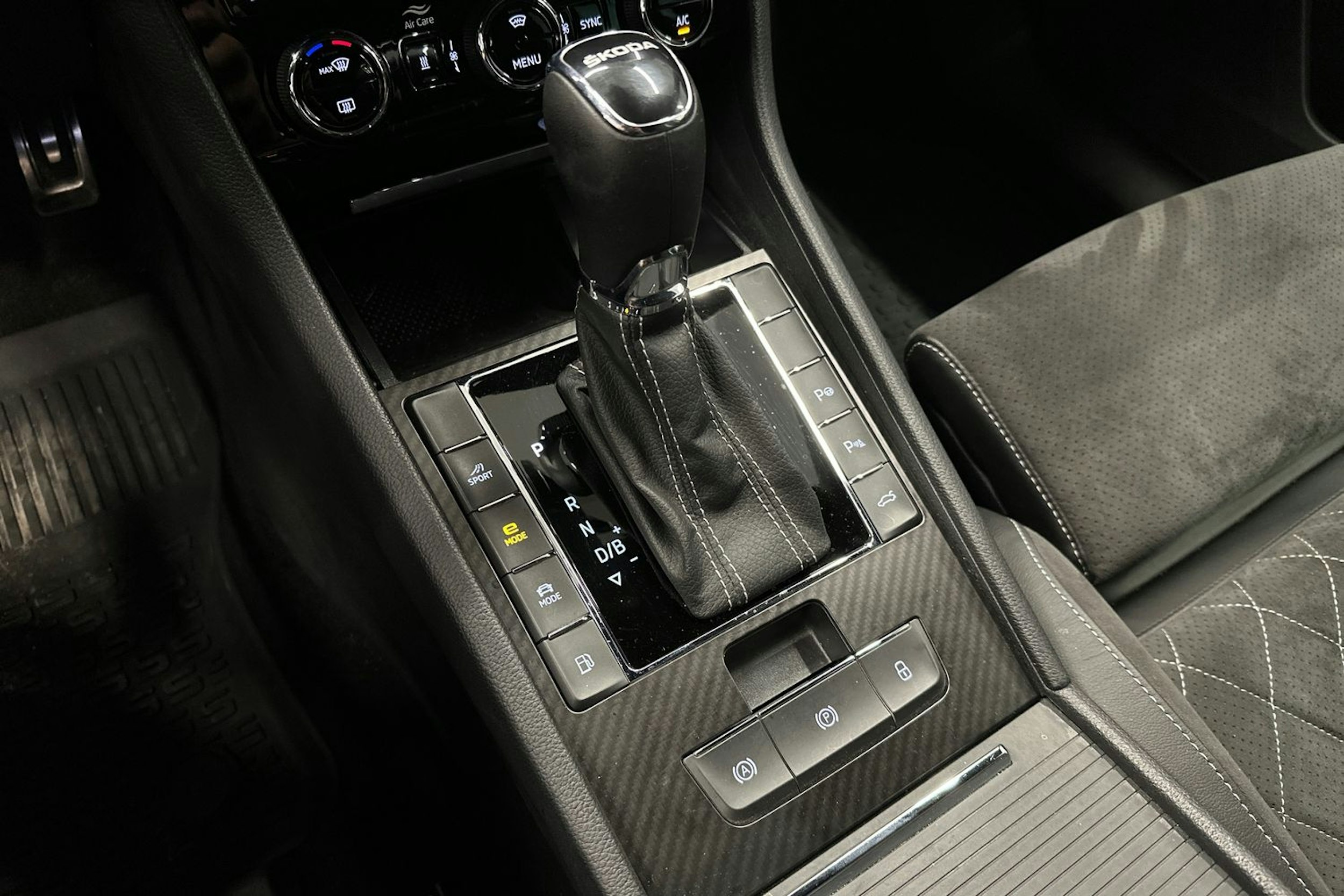 harmaa Skoda Superb 2022 kuva 25.