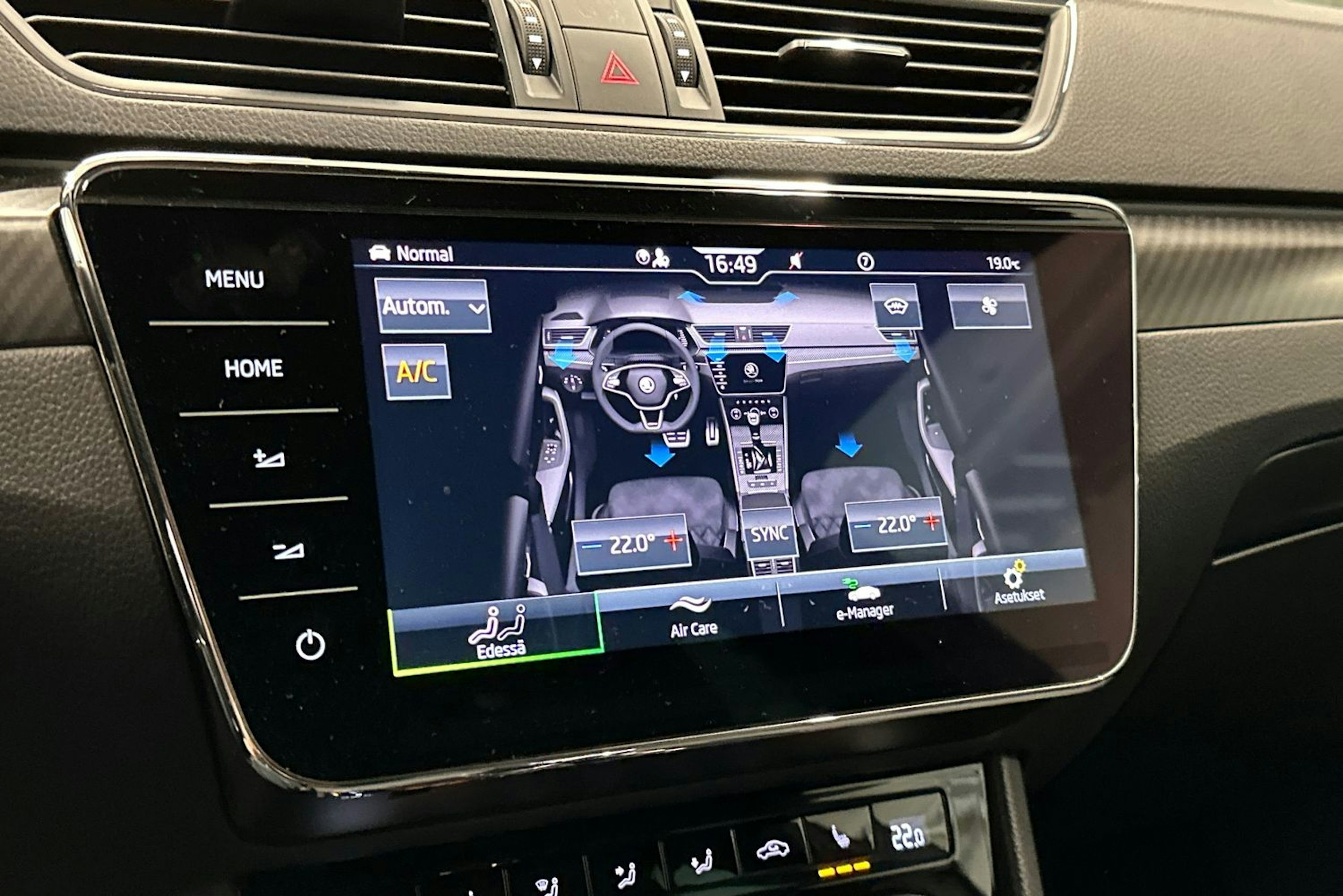 harmaa Skoda Superb 2022 kuva 30.