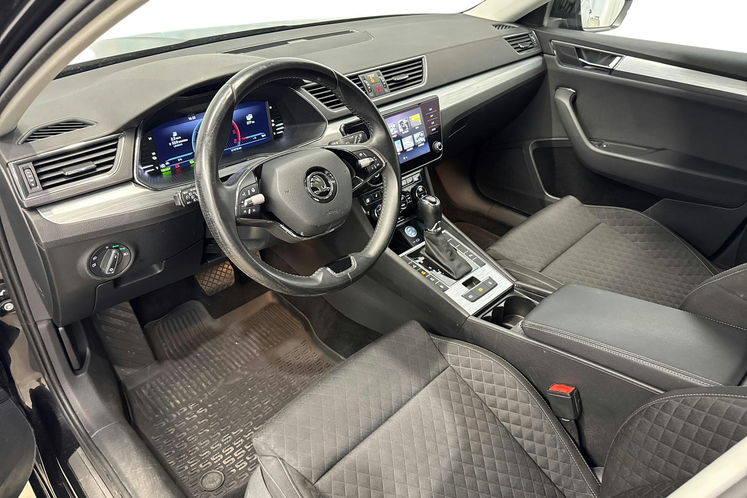 Musta Skoda Superb 2022 kuva 7.