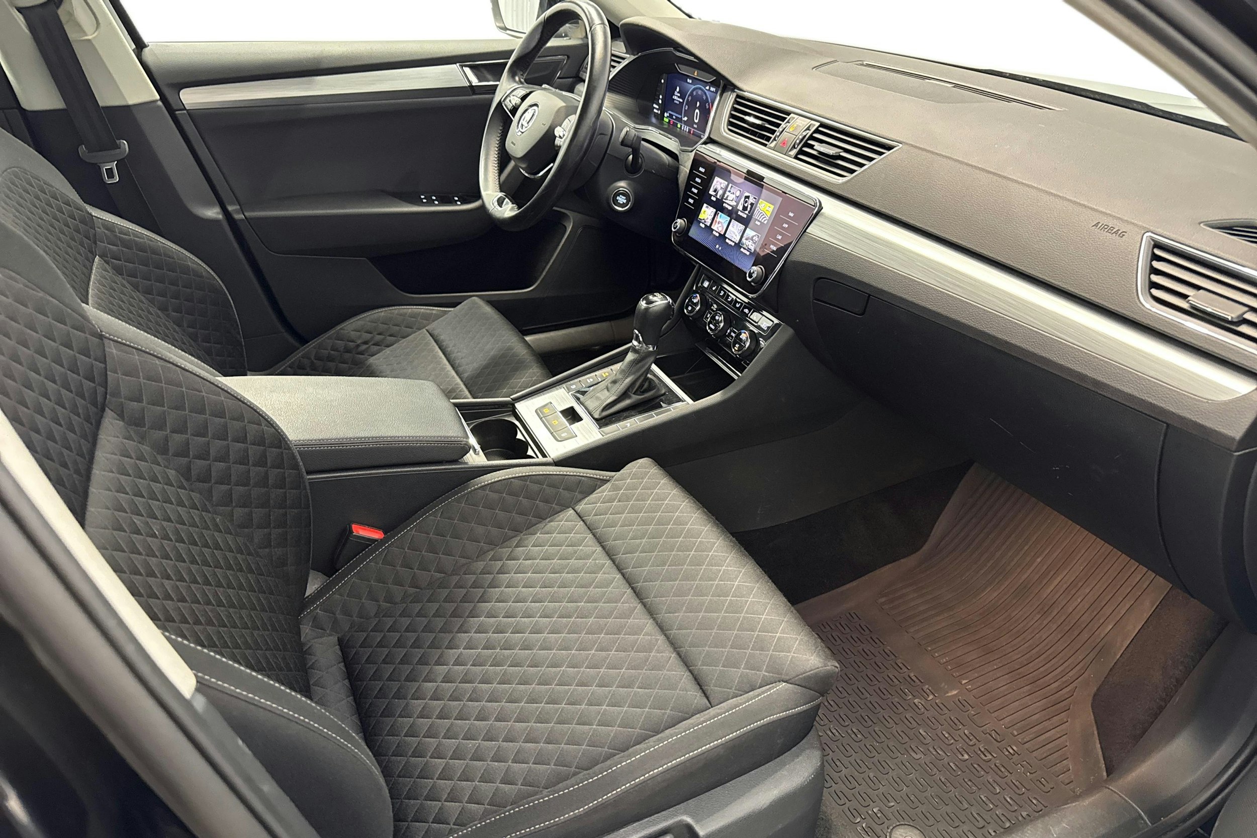 Musta Skoda Superb 2022 kuva 9.
