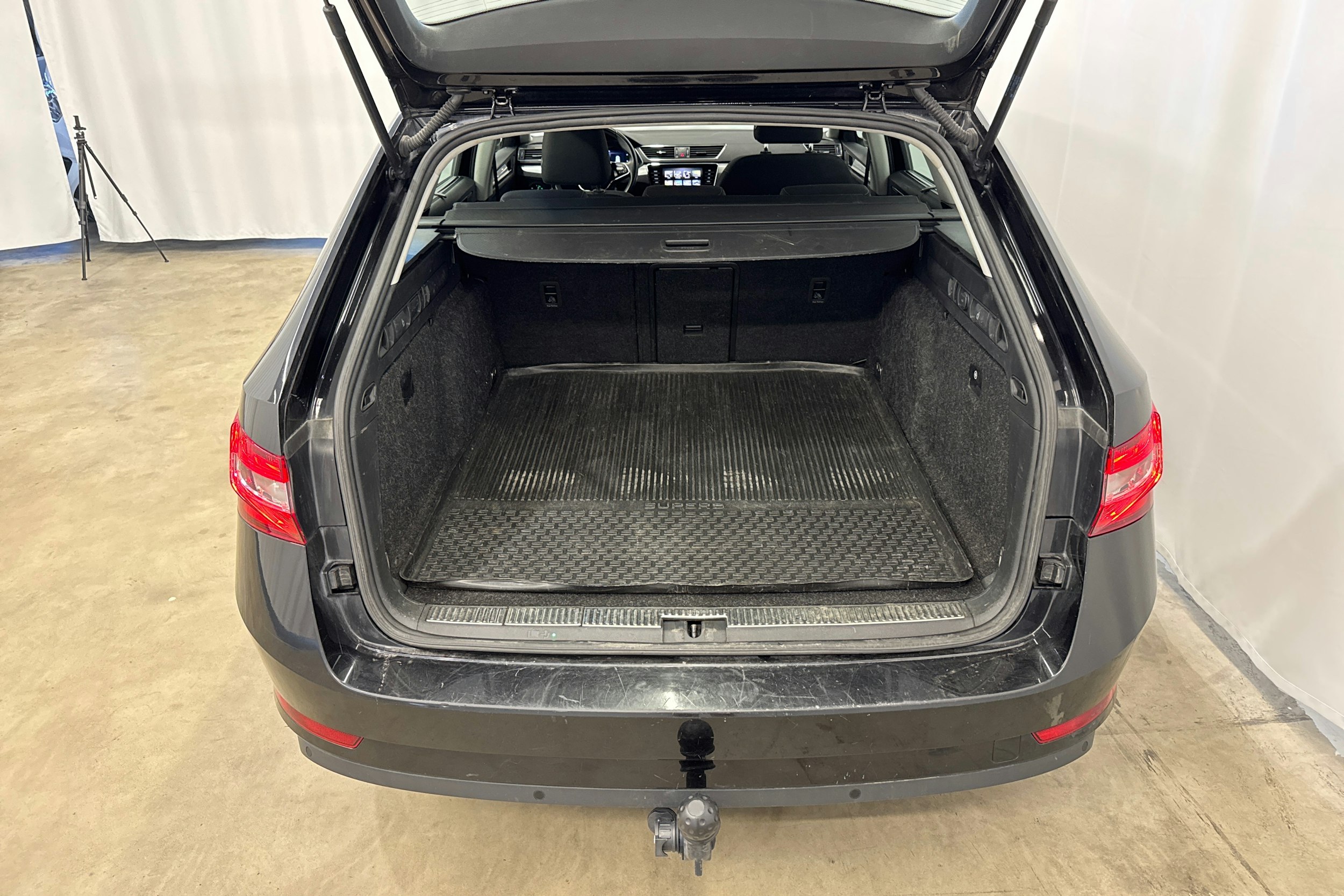 Musta Skoda Superb 2022 kuva 13.