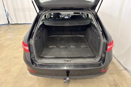 Musta Skoda Superb 2022 kuva 13.