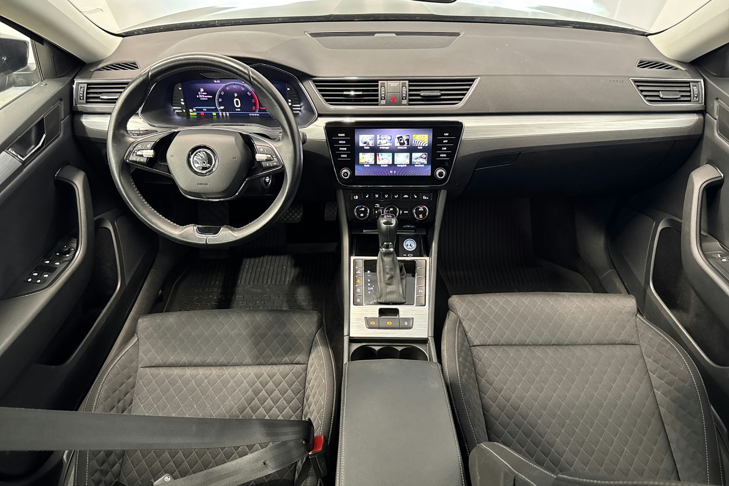 Musta Skoda Superb 2022 kuva 14.