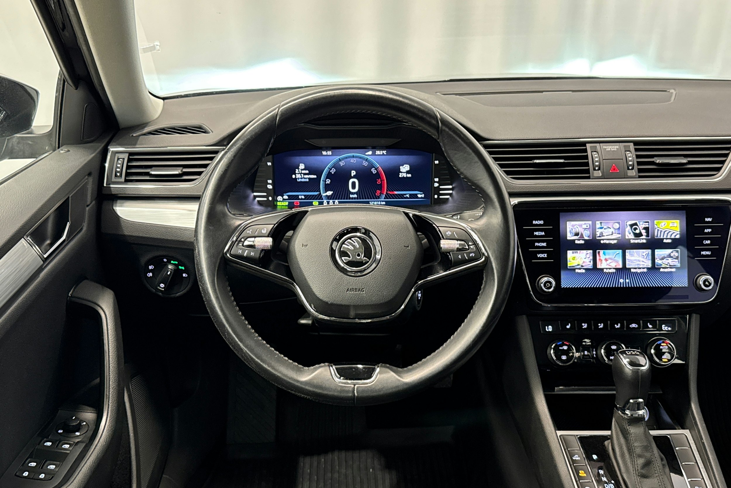 Musta Skoda Superb 2022 kuva 15.