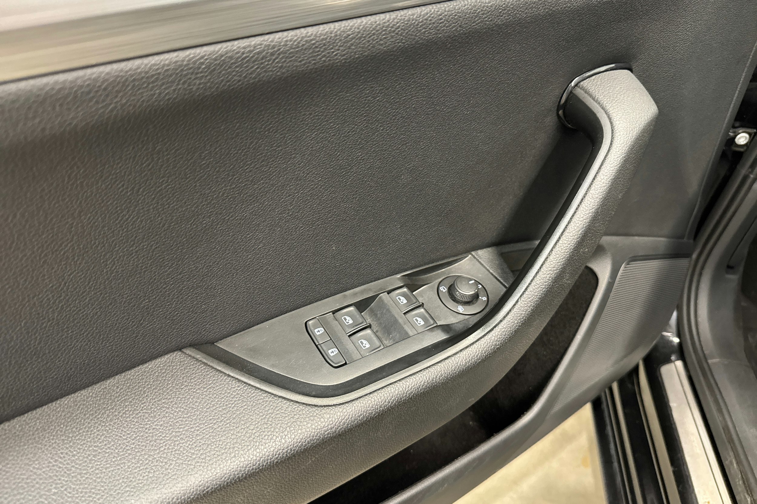 Musta Skoda Superb 2022 kuva 16.