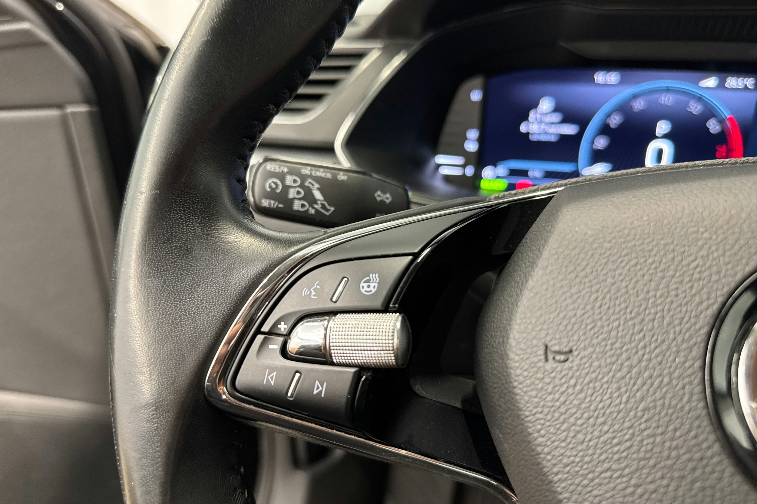 Musta Skoda Superb 2022 kuva 17.