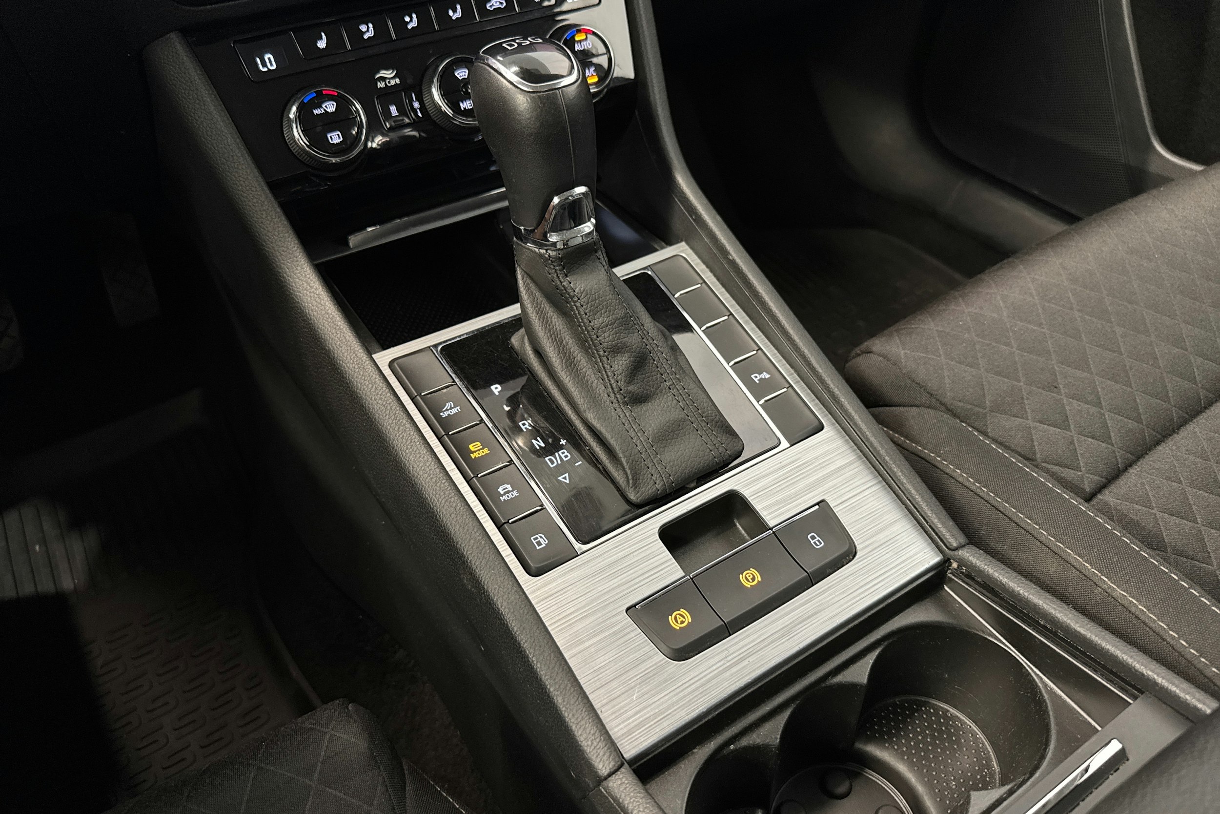Musta Skoda Superb 2022 kuva 20.