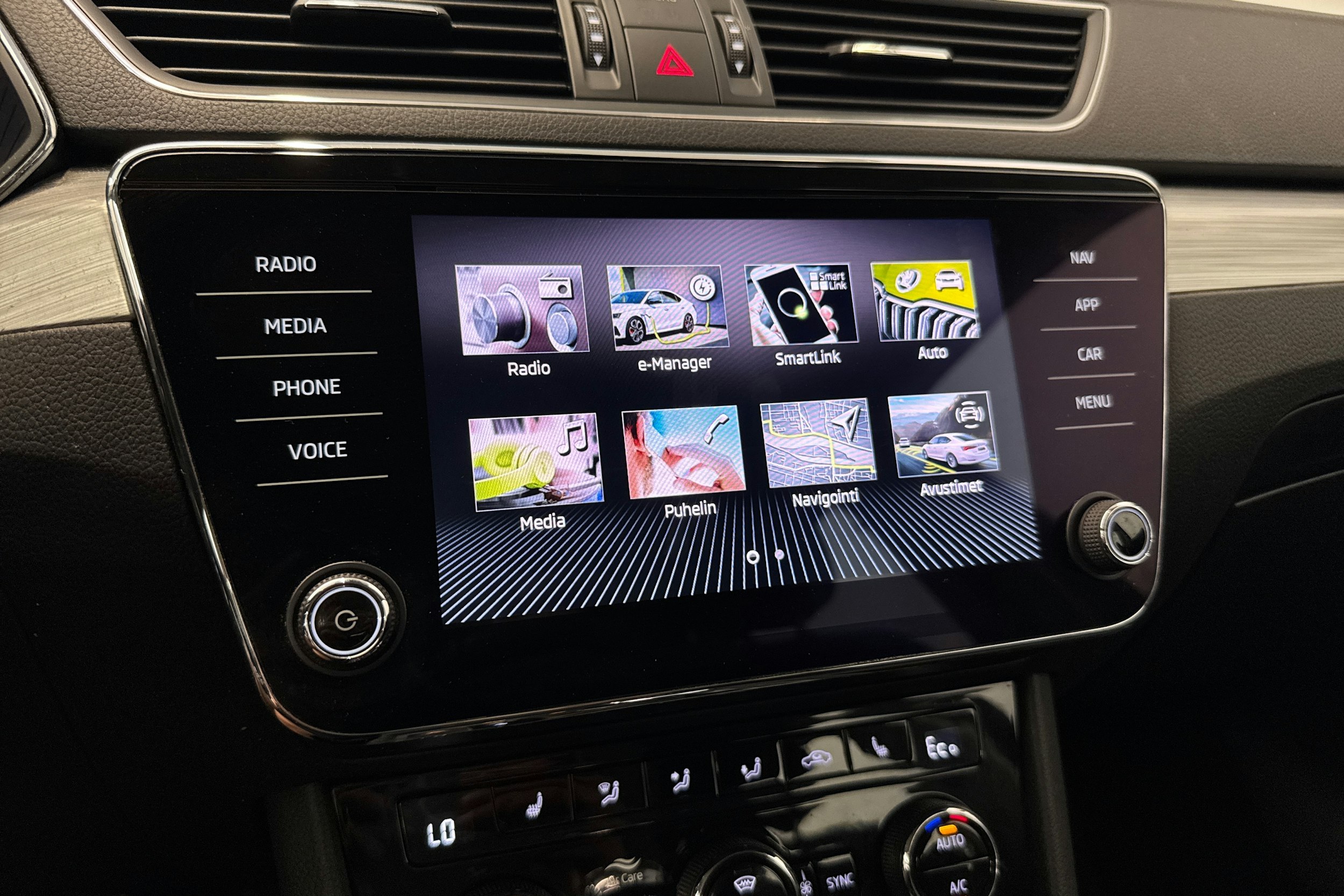 Musta Skoda Superb 2022 kuva 23.