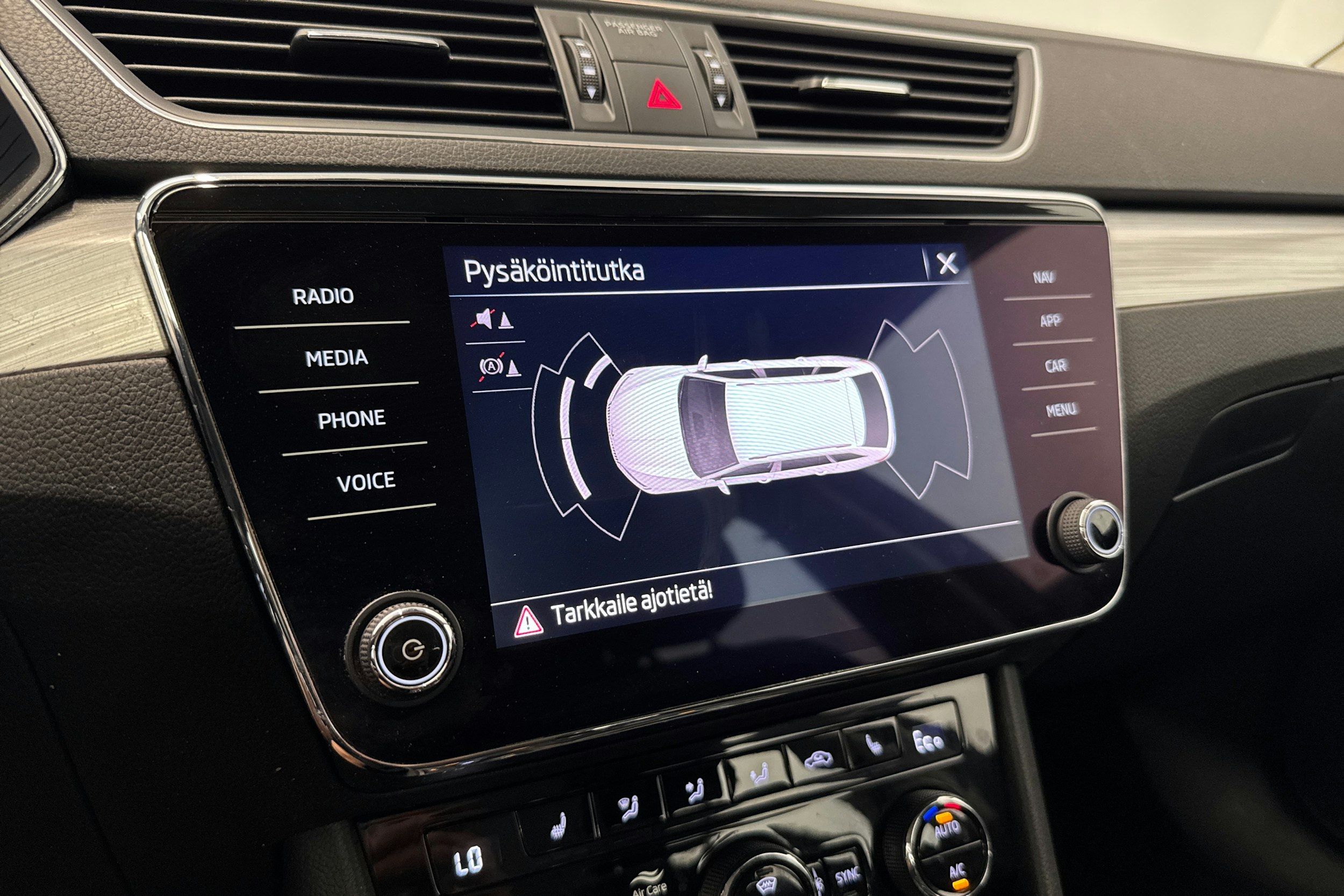 Musta Skoda Superb 2022 kuva 26.
