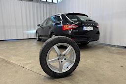 Musta Skoda Superb 2022 kuva 29.