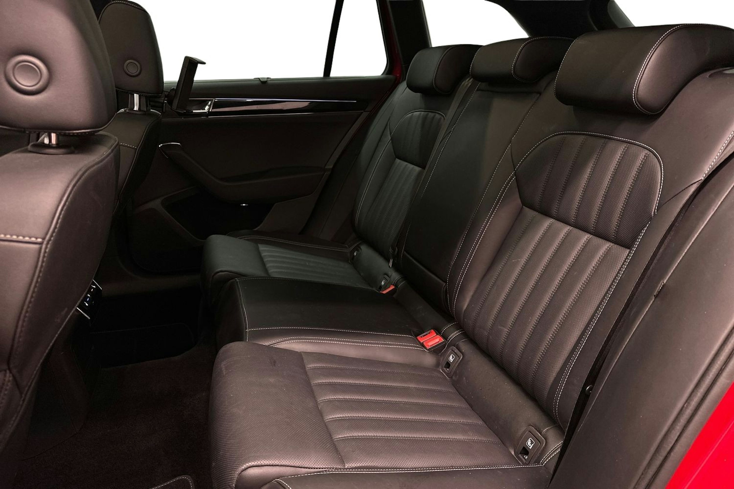 punainen Skoda Superb 2022 kuva 10.