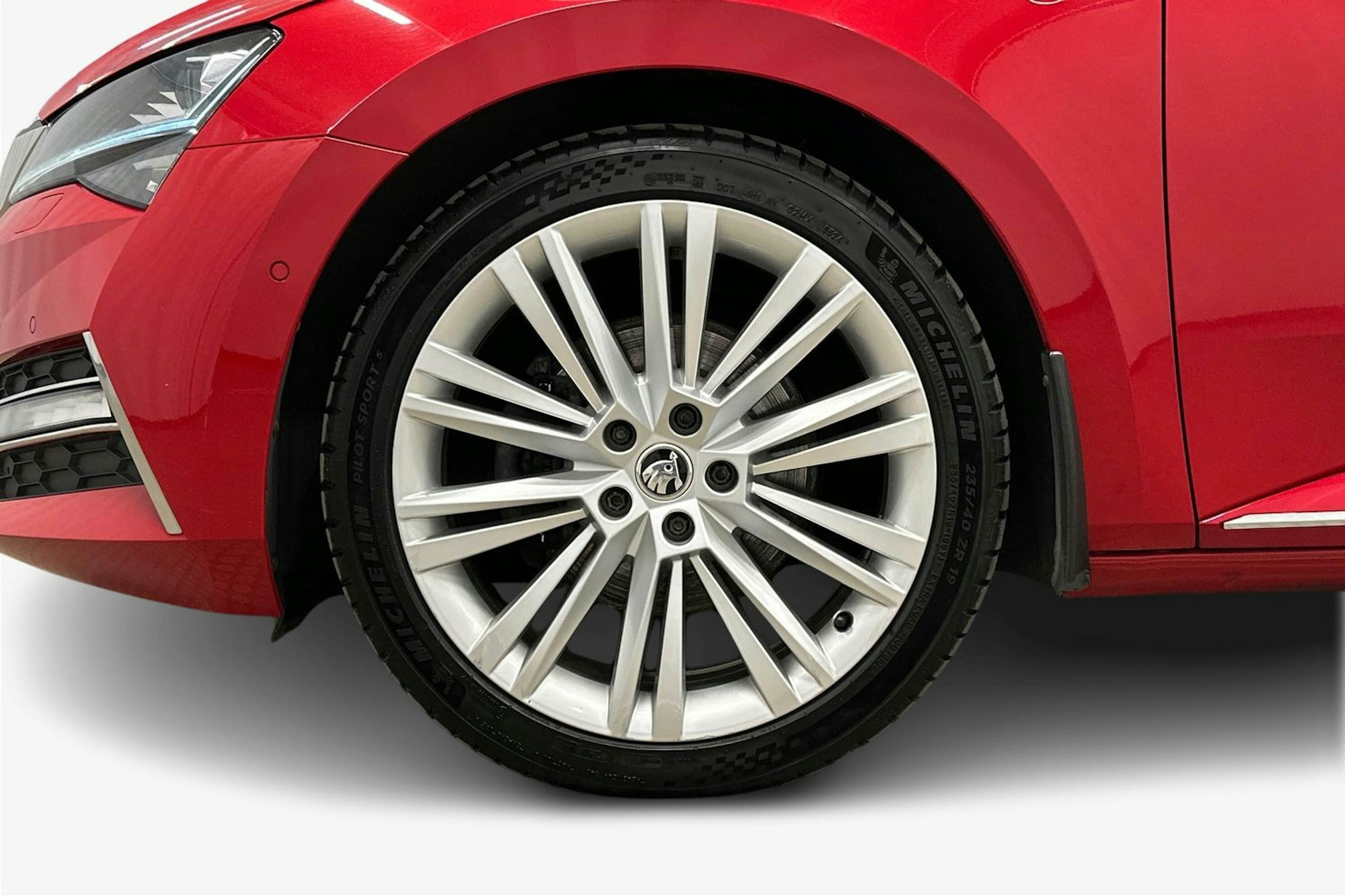punainen Skoda Superb 2022 kuva 11.