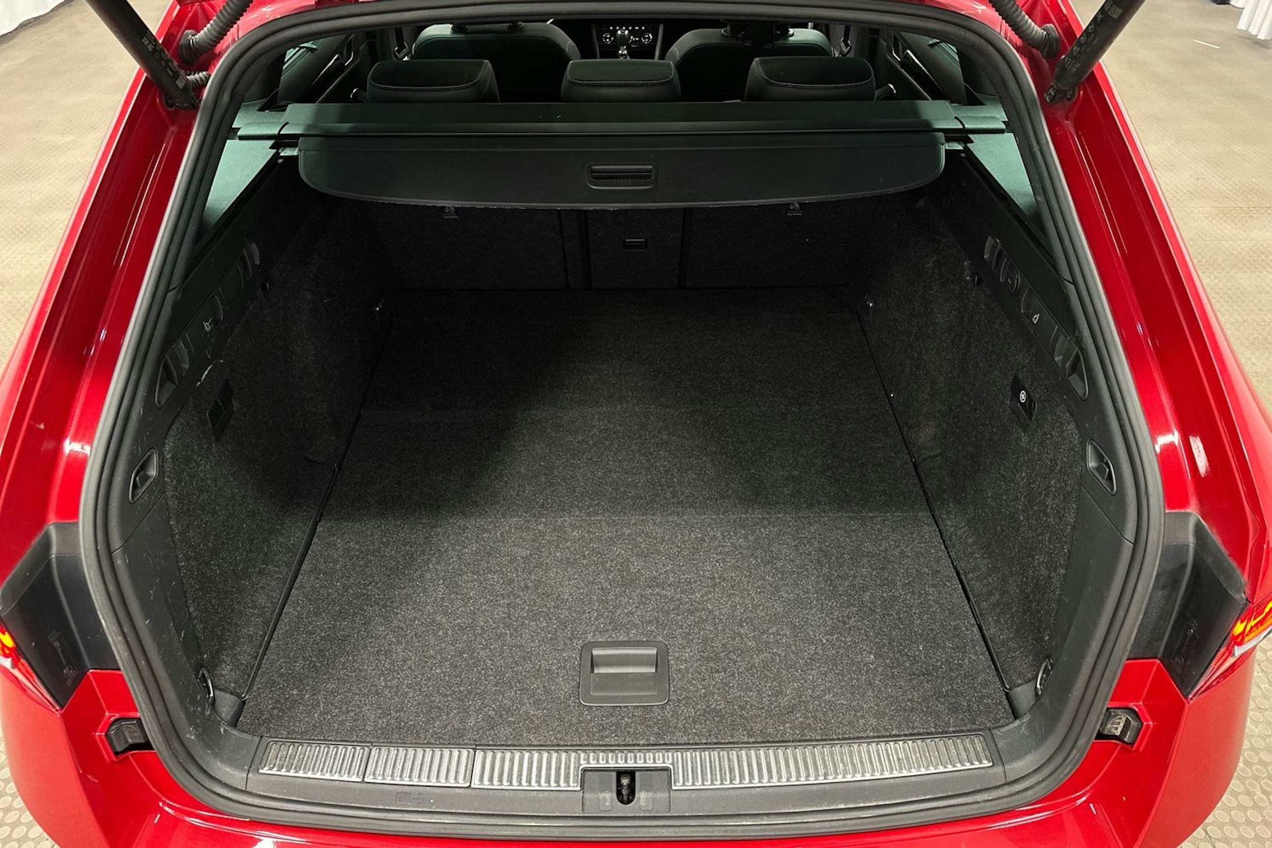 punainen Skoda Superb 2022 kuva 14.